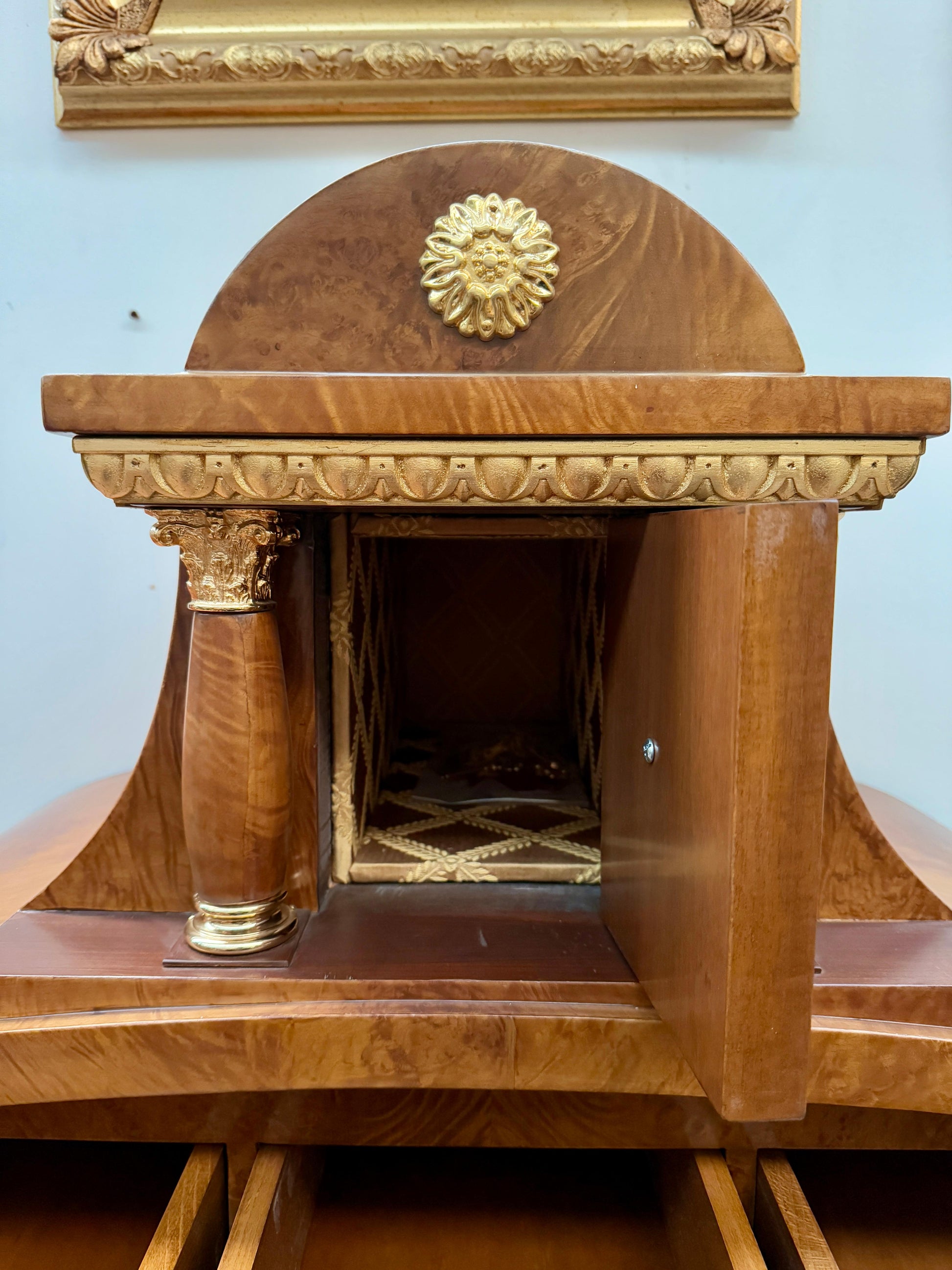 Grande scrivania italiana di lusso stile versailles in legno e bronzo anni '70