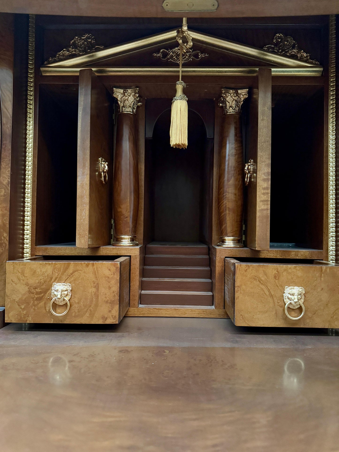 Grande scrivania italiana di lusso stile versailles in legno e bronzo anni '70