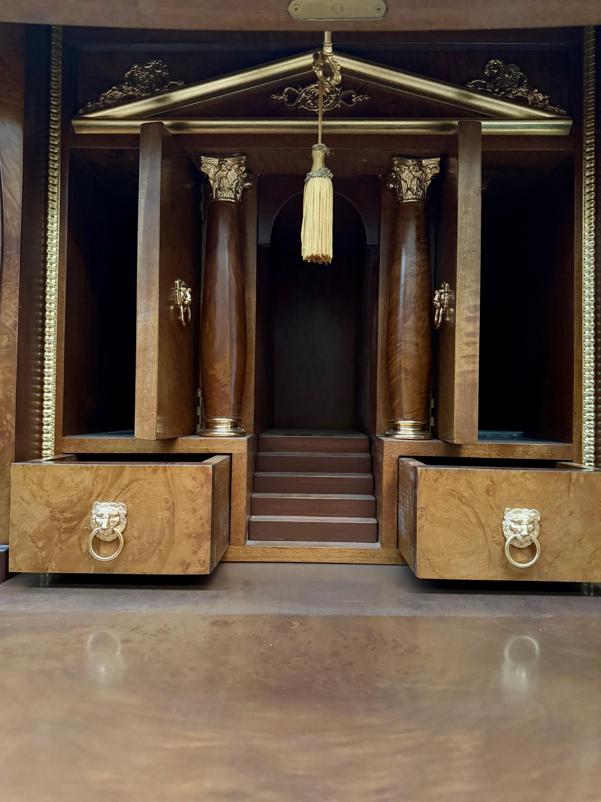 Grande scrivania italiana di lusso stile versailles in legno e bronzo anni '70