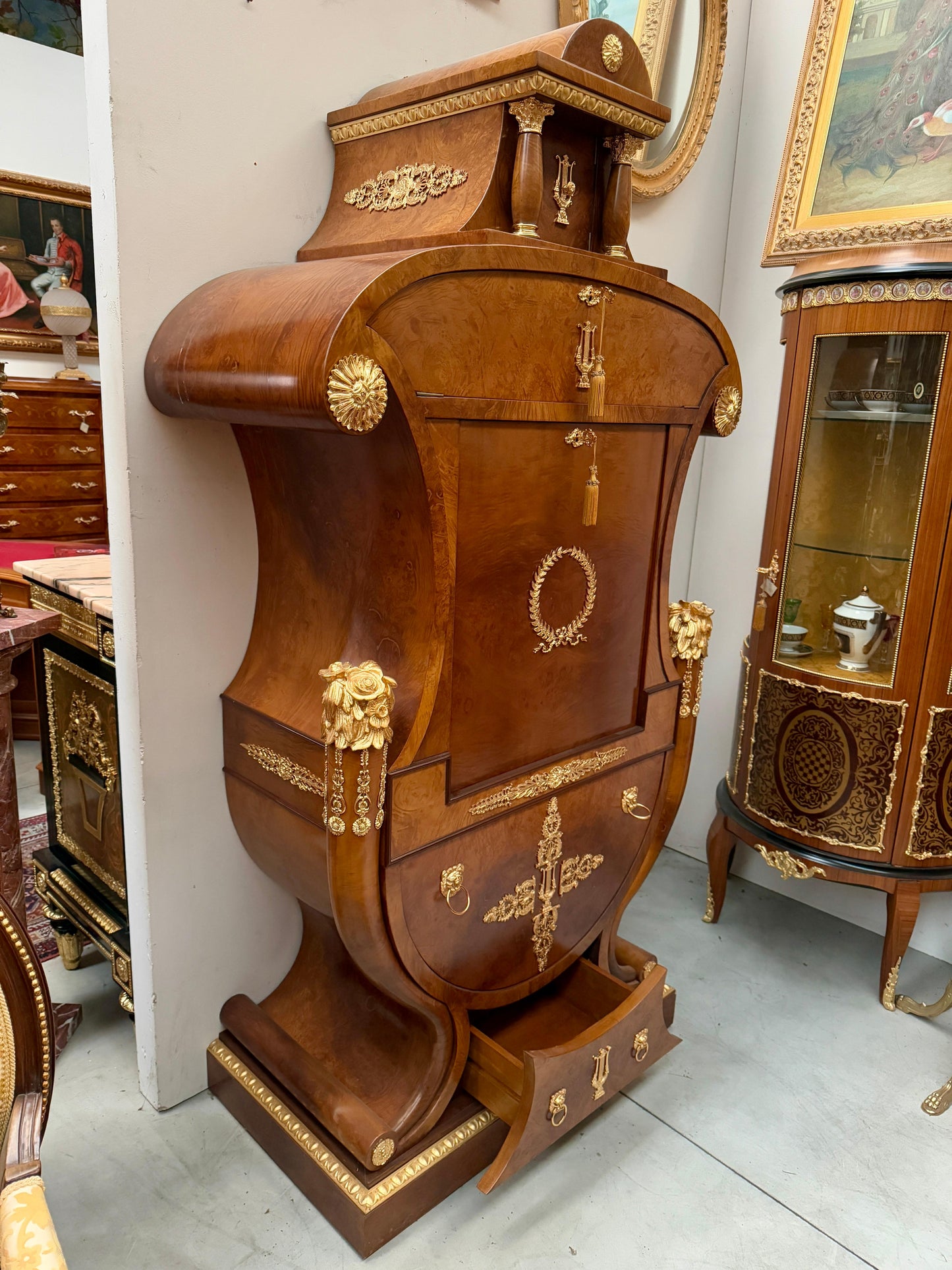 Grande scrivania italiana di lusso stile versailles in legno e bronzo anni '70