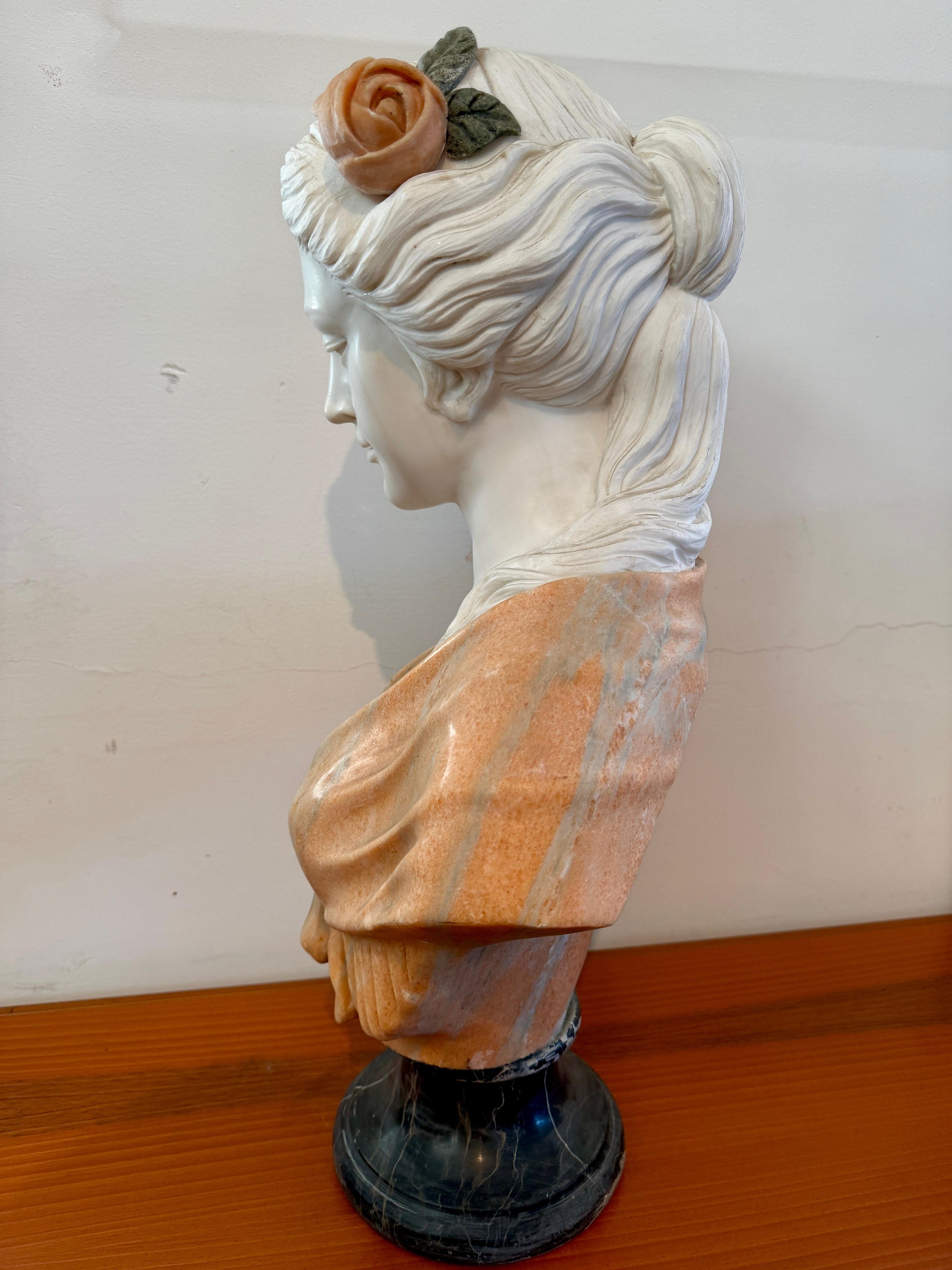 Busto in marmo deluxe raffigurante una dama bianca anni '70