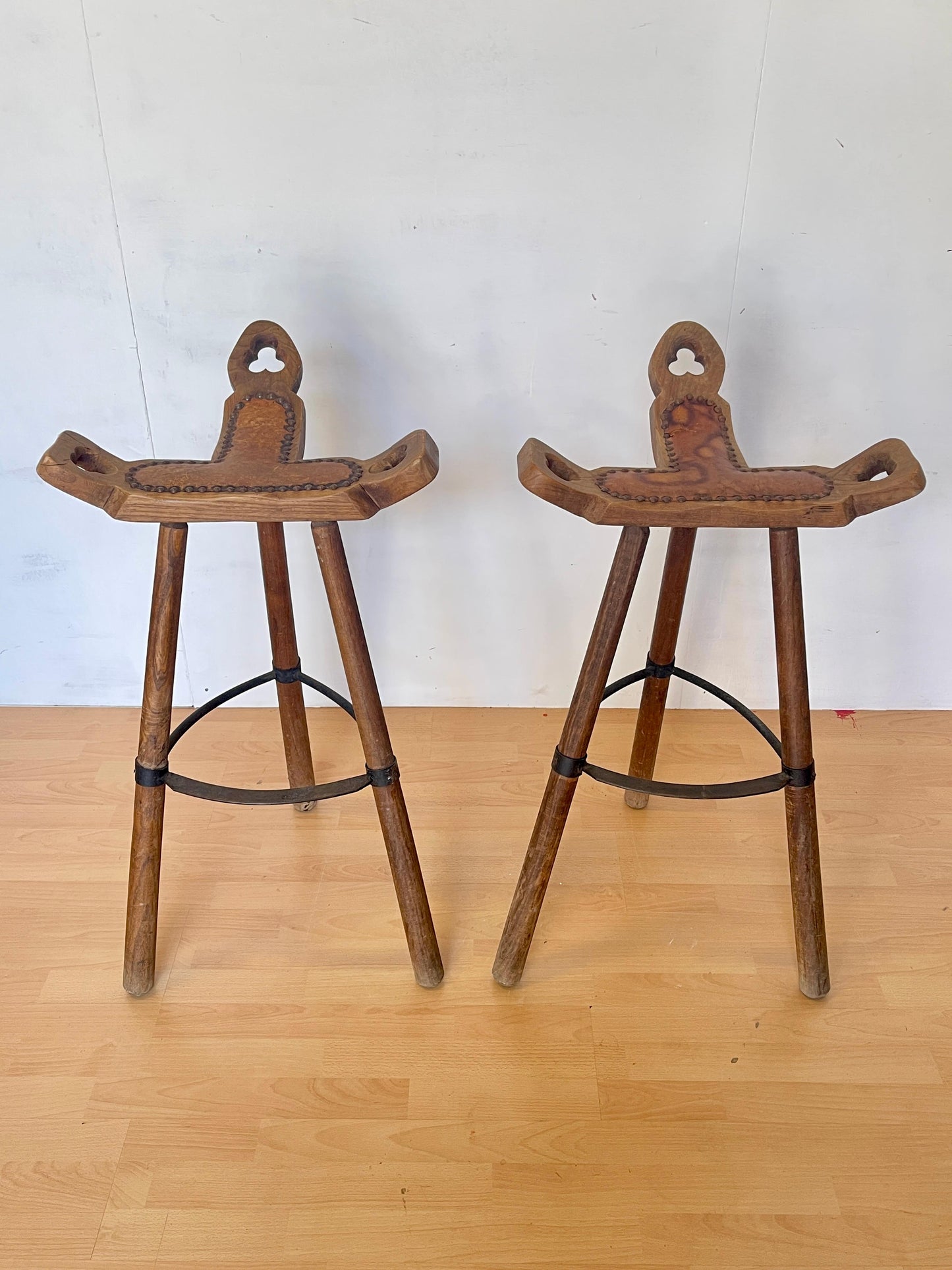 Coppia di Sgabelli Rustici in Legno Massello – Stile Montano Vintage