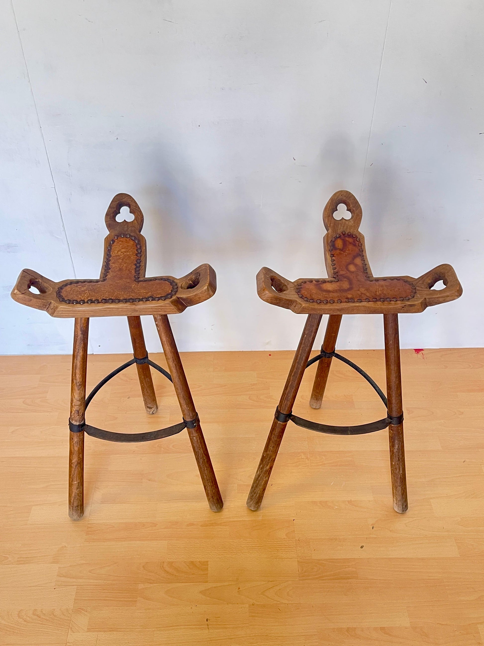 Coppia di Sgabelli Rustici in Legno Massello – Stile Montano Vintage