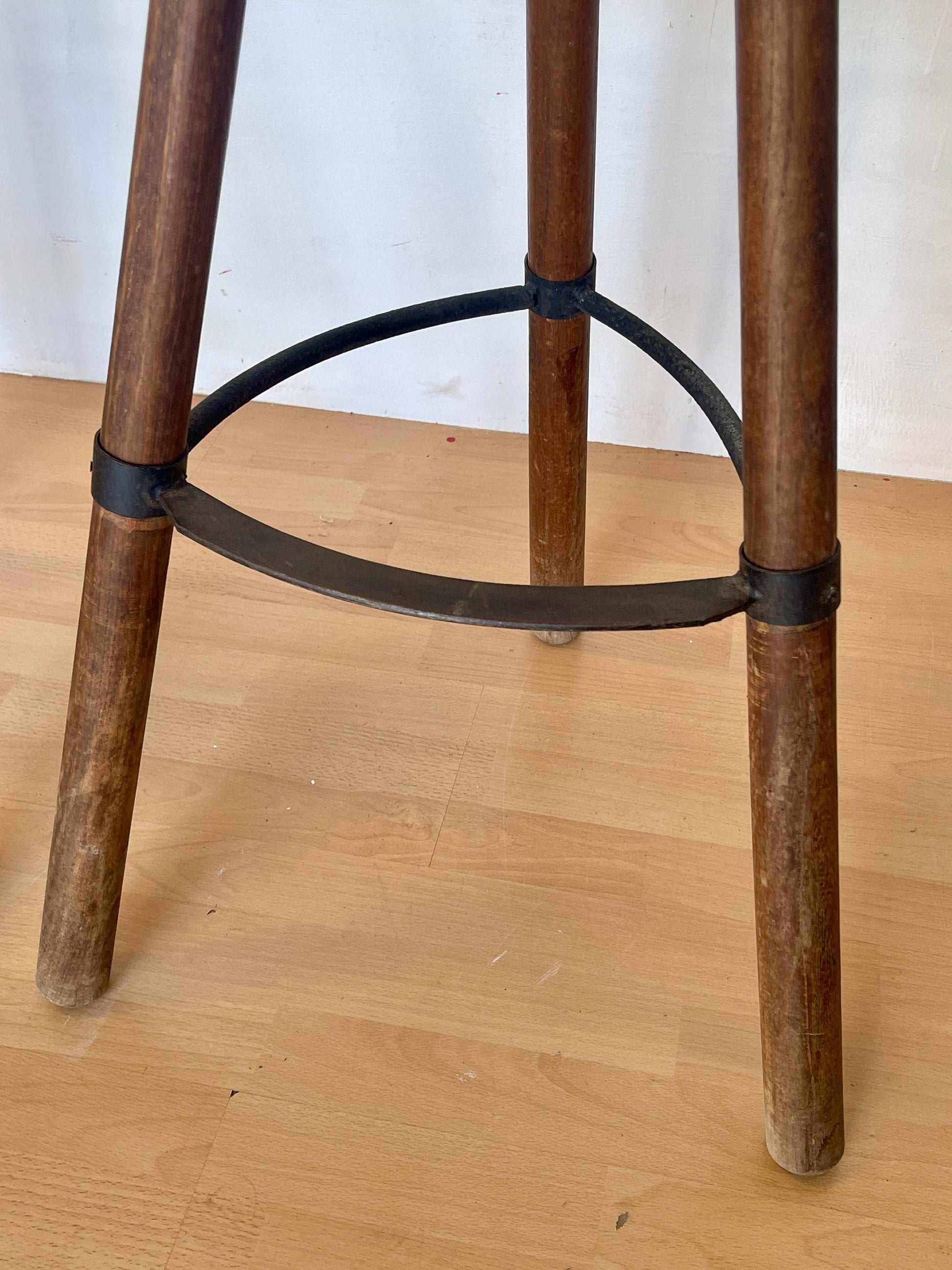Coppia di Sgabelli Rustici in Legno Massello – Stile Montano Vintage