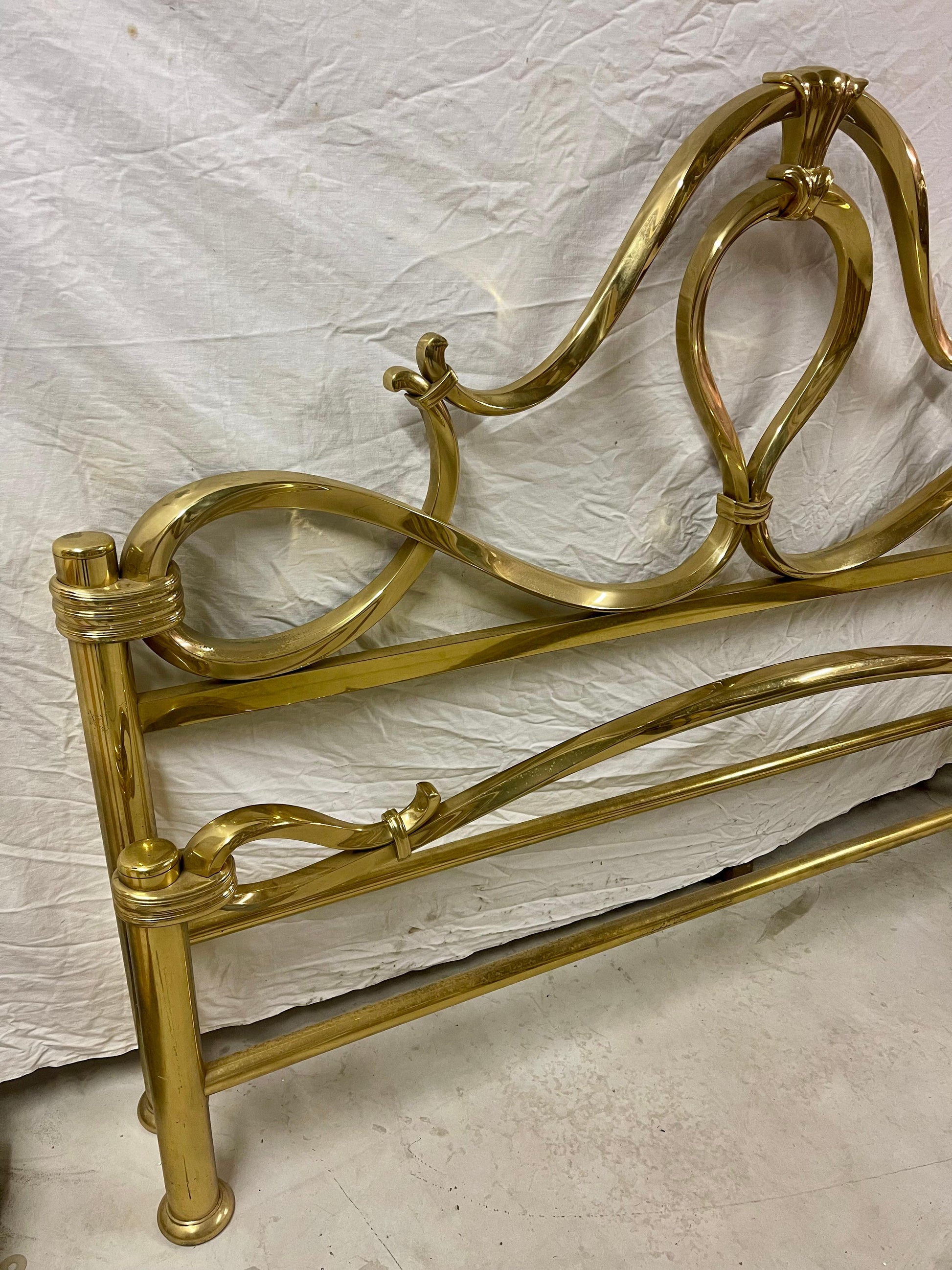 Letto italiano in ottone dorato stile Mid Century Hollywood Regency anni '60