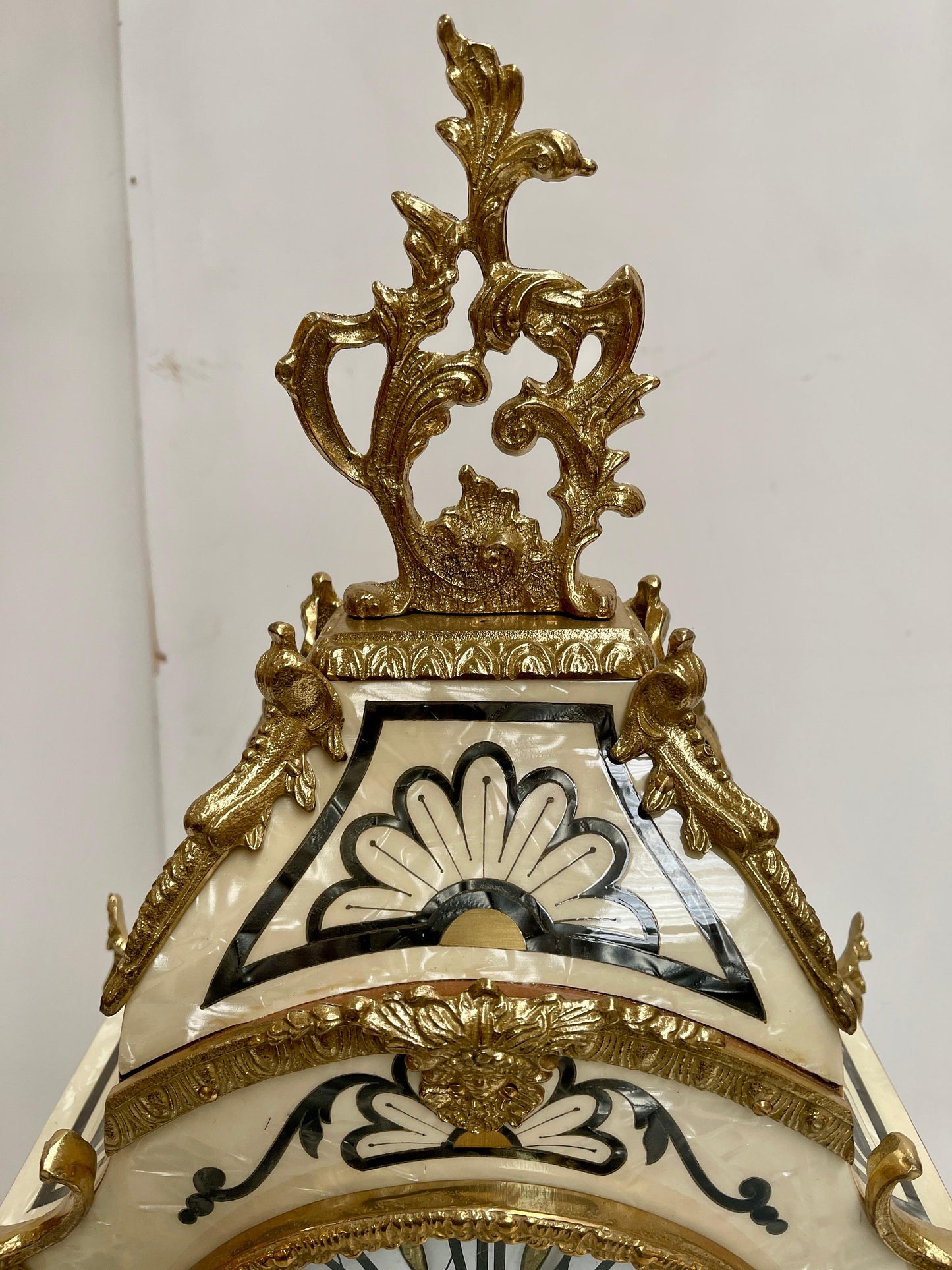 Orologio italiano in bronzo e legno a batteria stilo francese anni '90