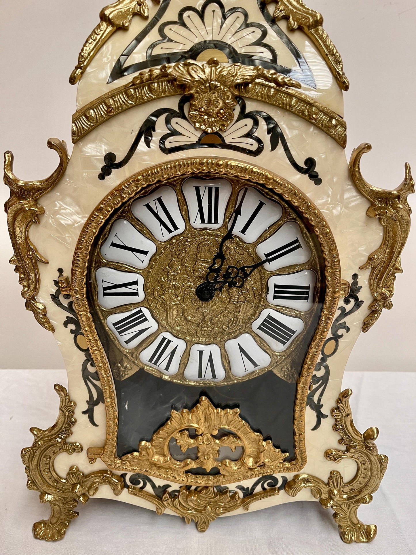 Orologio italiano in bronzo e legno a batteria stilo francese anni '90