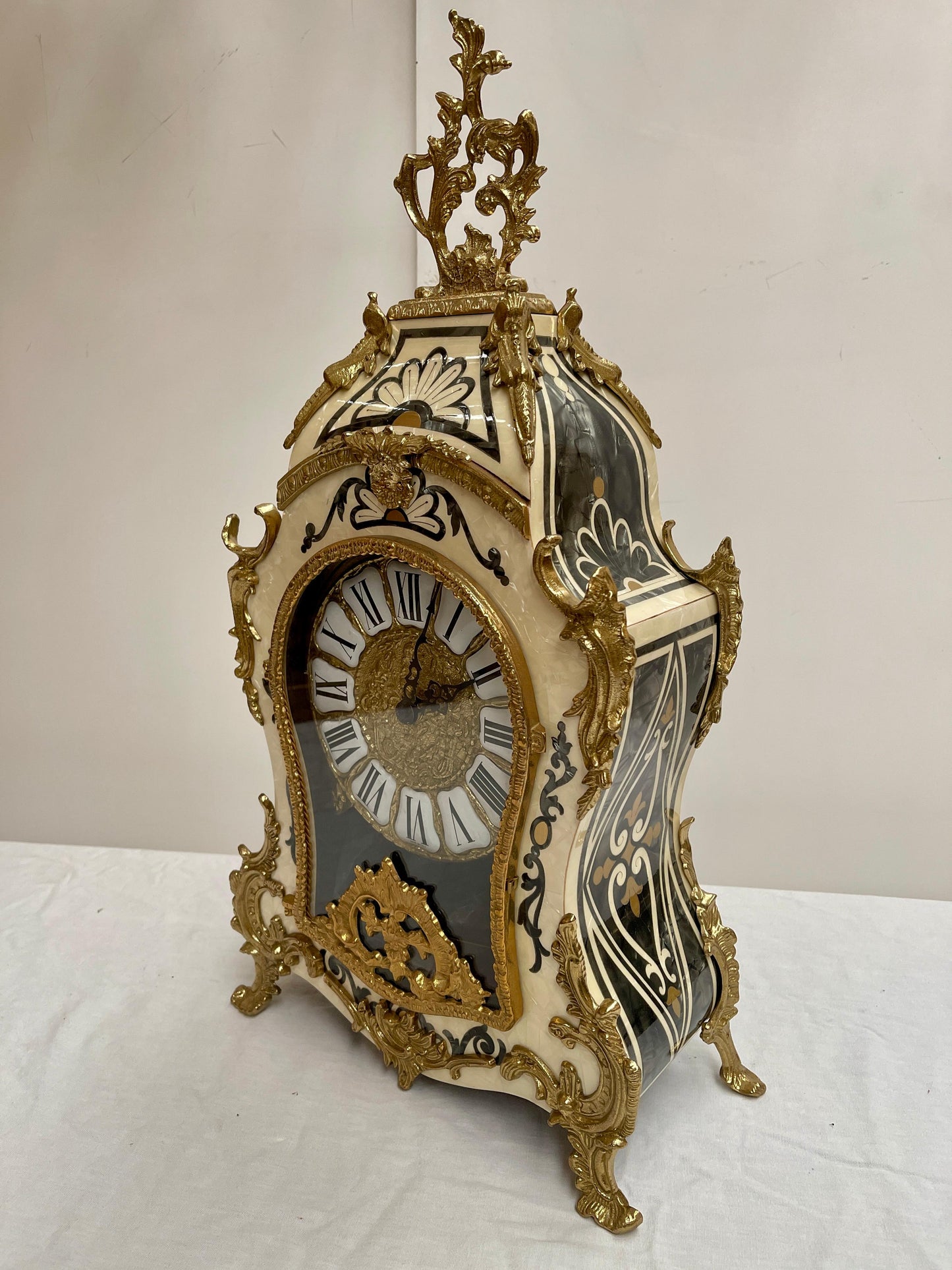 Orologio italiano in bronzo e legno a batteria stilo francese anni '90