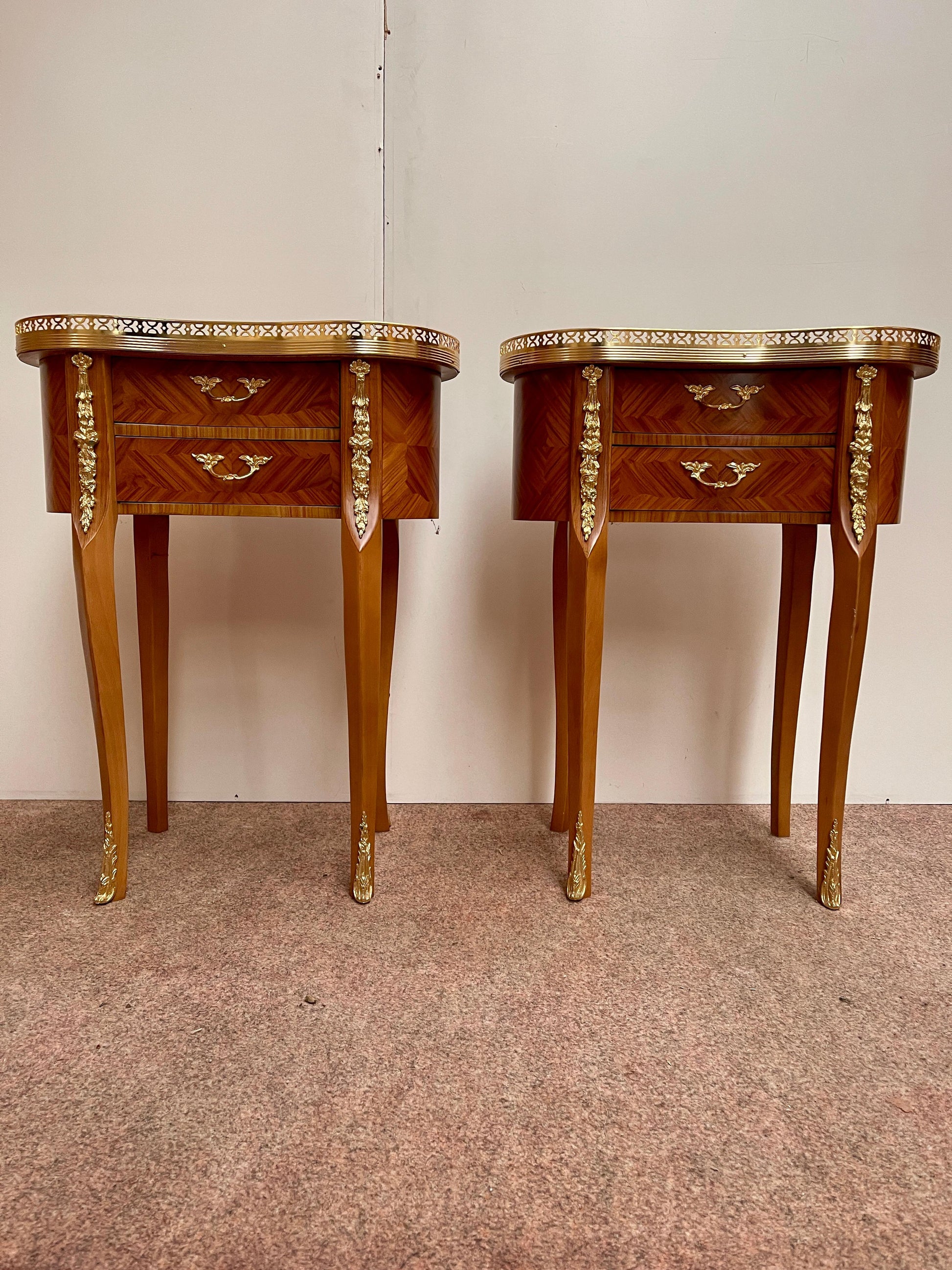 Bellisima coppia di comodini francese stile luigi XVI in legno e bronzo anni 70