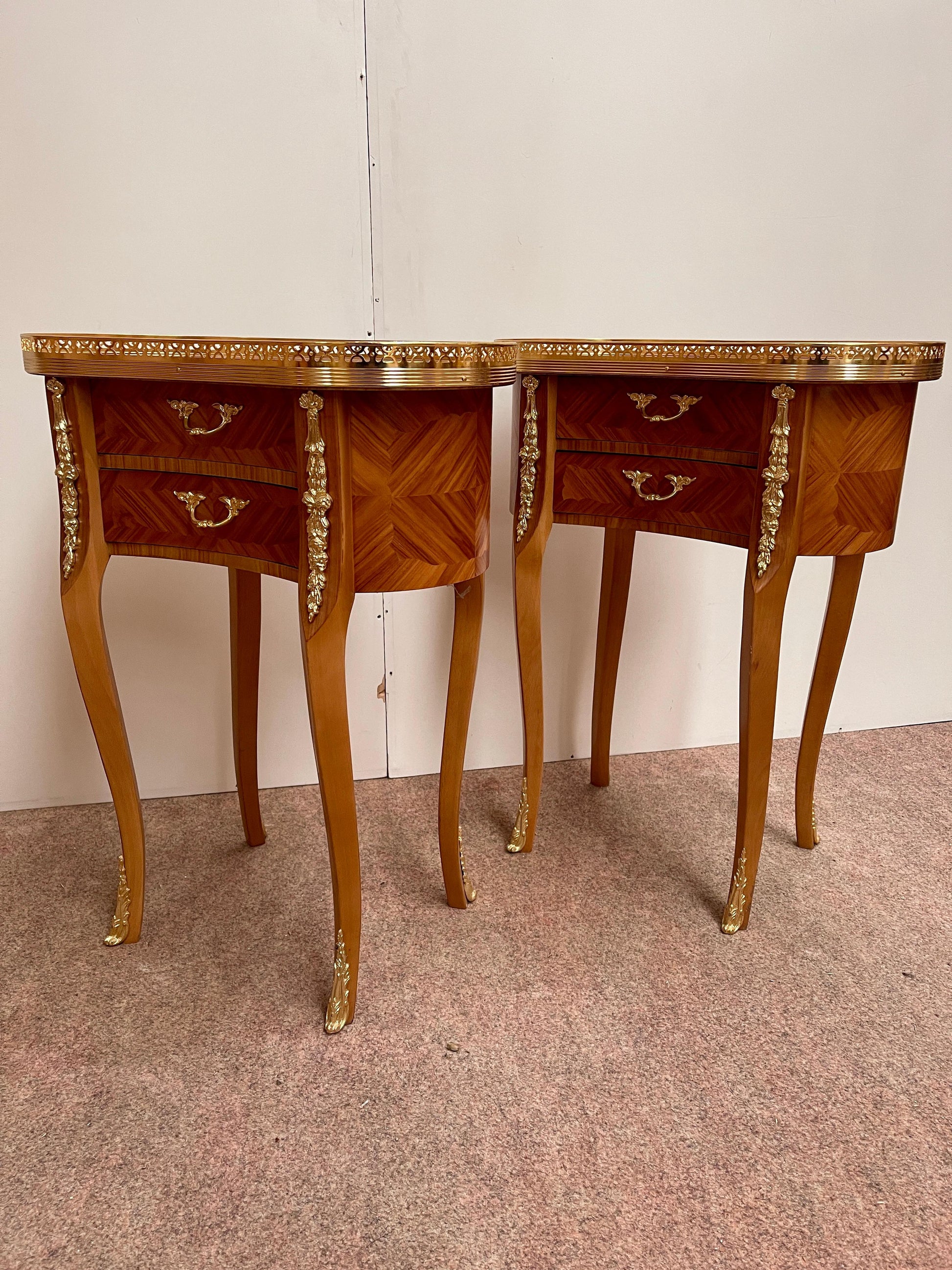 Bellisima coppia di comodini francese stile luigi XVI in legno e bronzo anni 70