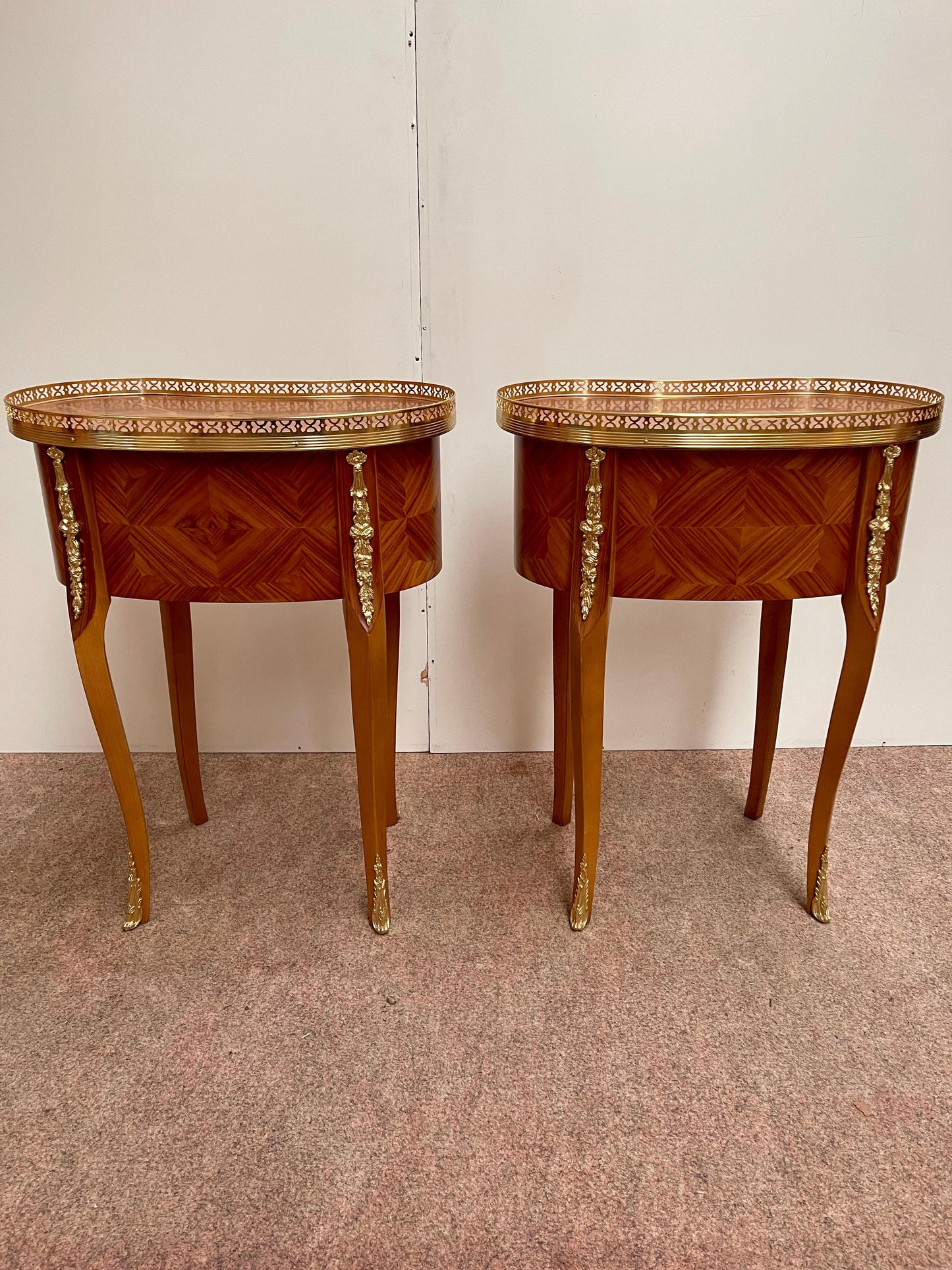 Bellisima coppia di comodini francese stile luigi XVI in legno e bronzo anni 70