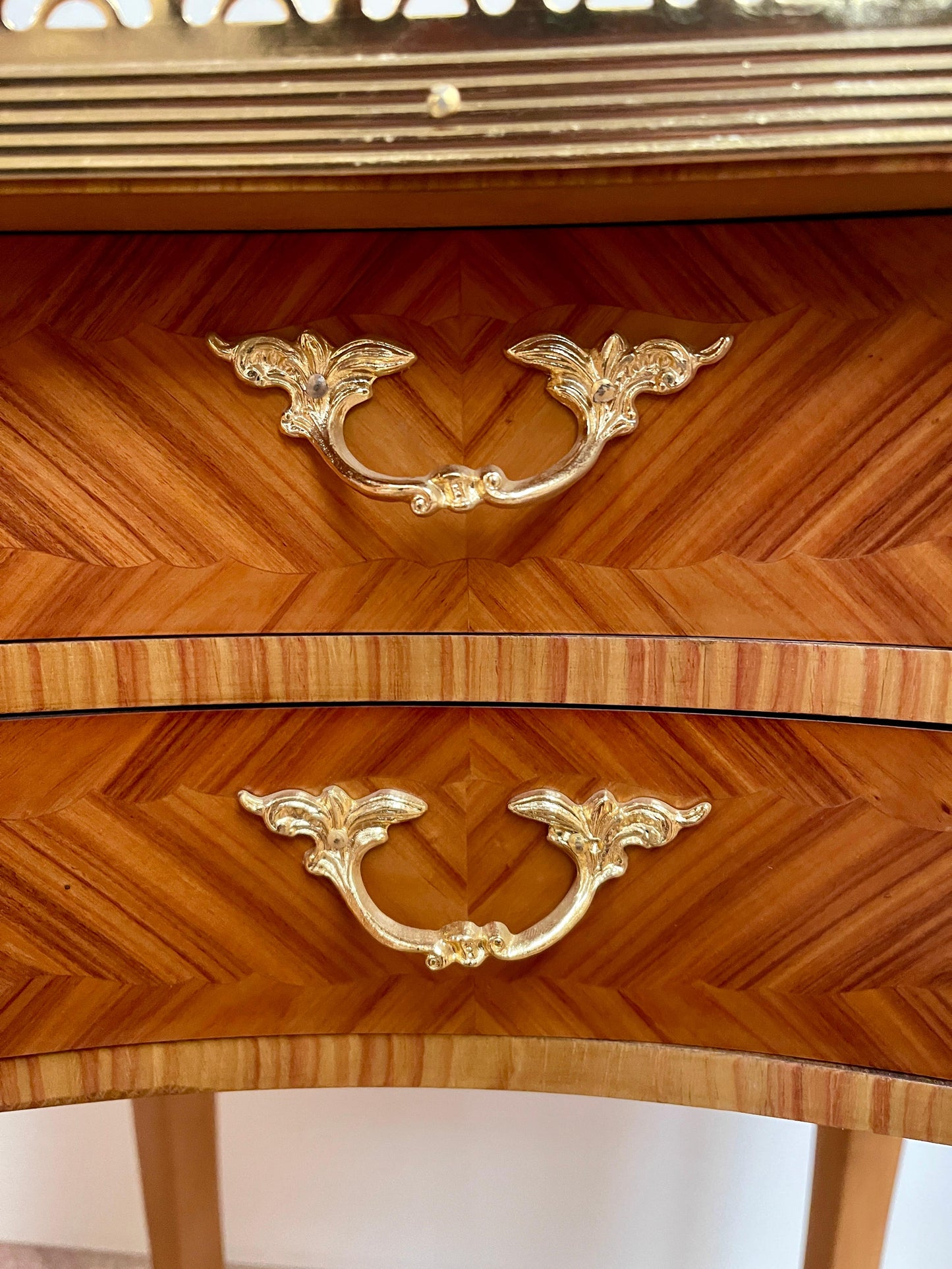 Bellisima coppia di comodini francese stile luigi XVI in legno e bronzo anni 70