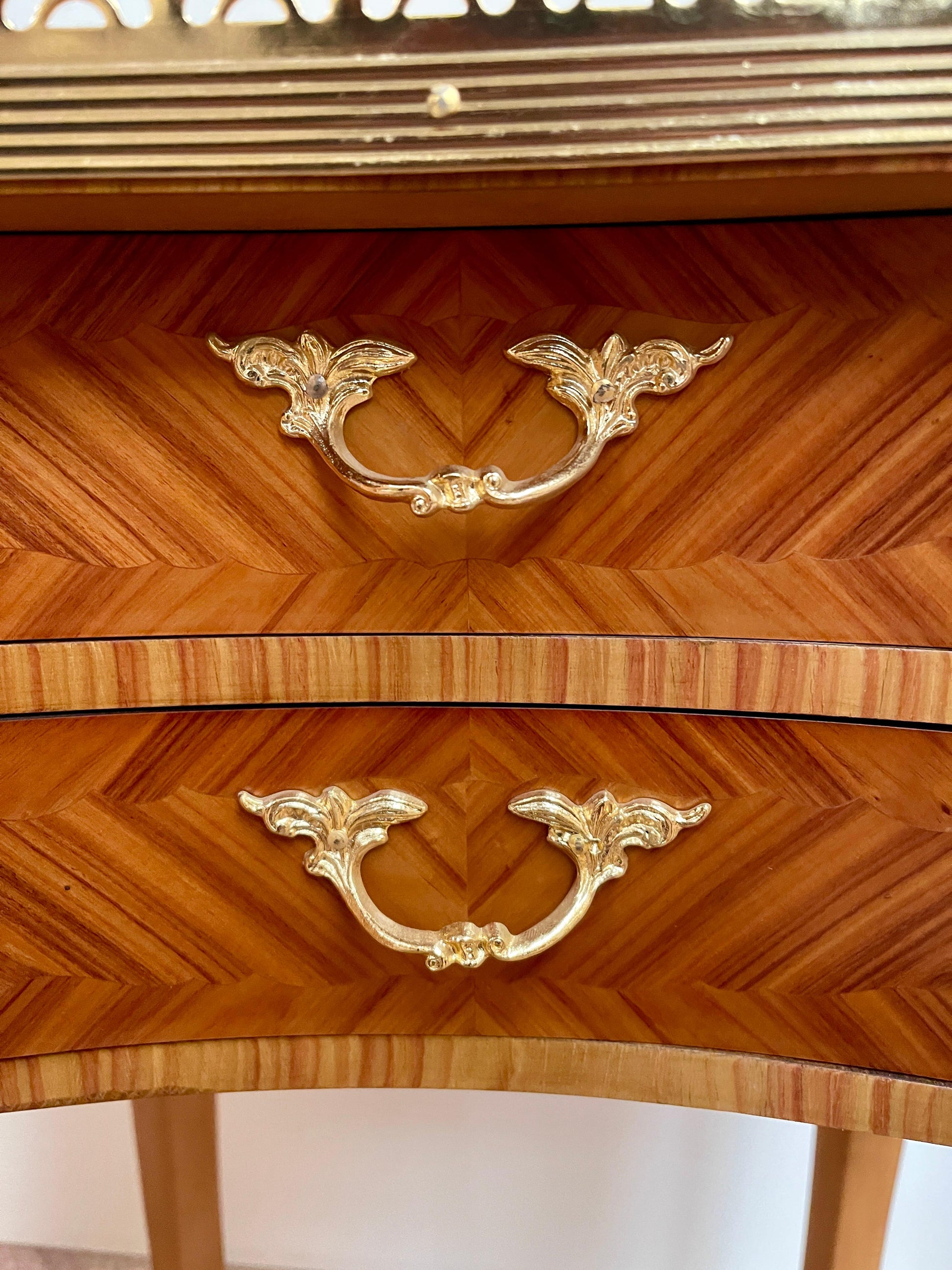 Bellisima coppia di comodini francese stile luigi XVI in legno e bronzo anni 70