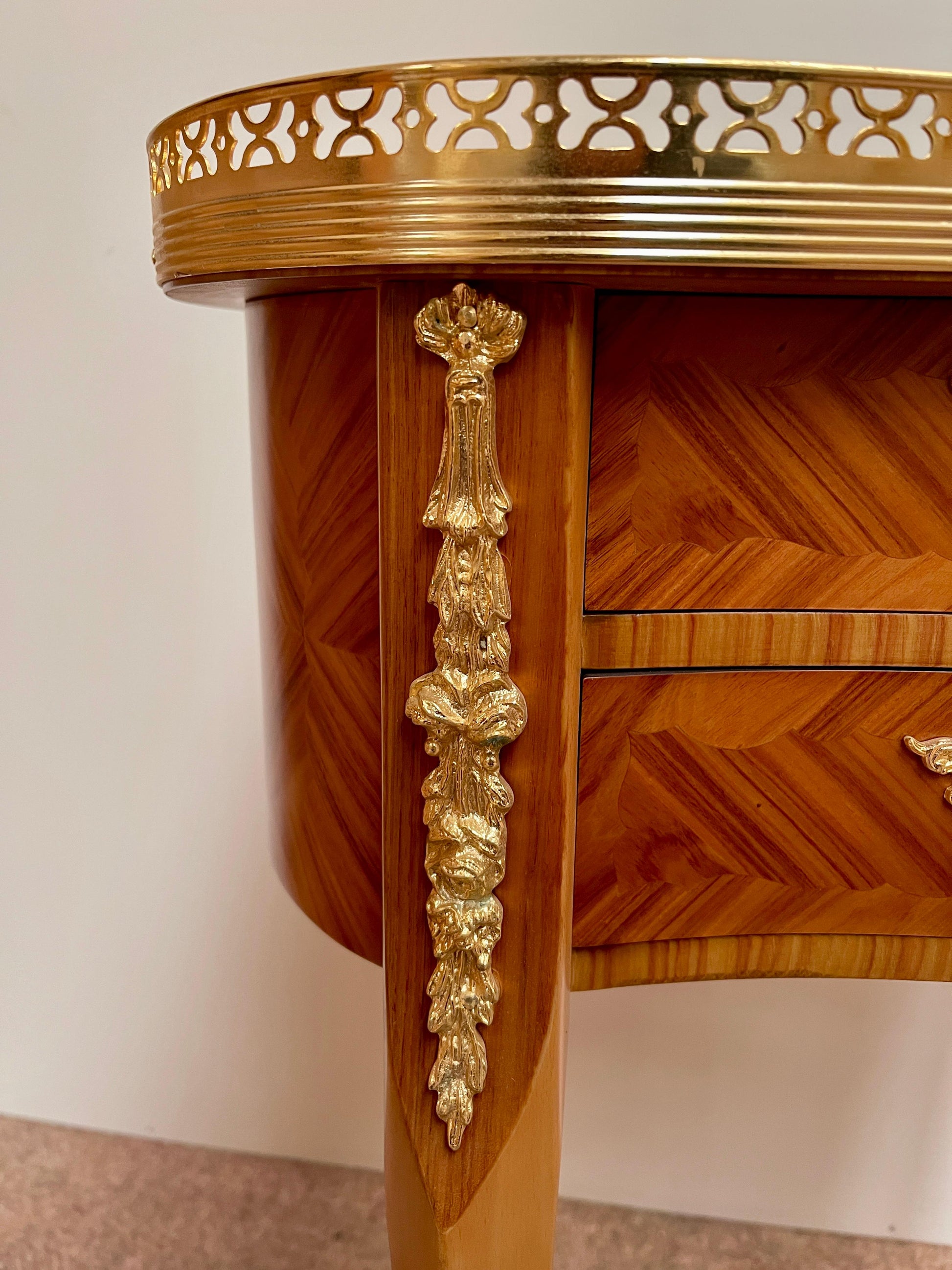 Bellisima coppia di comodini francese stile luigi XVI in legno e bronzo anni 70