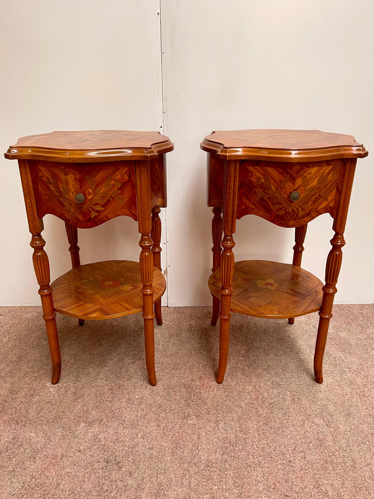 Coppia di comodini italiano in legno intarsiato stile napoleon III anni '70