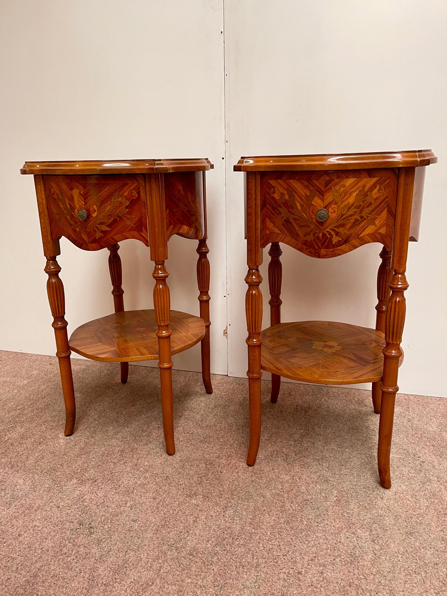 Coppia di comodini italiano in legno intarsiato stile napoleon III anni '70