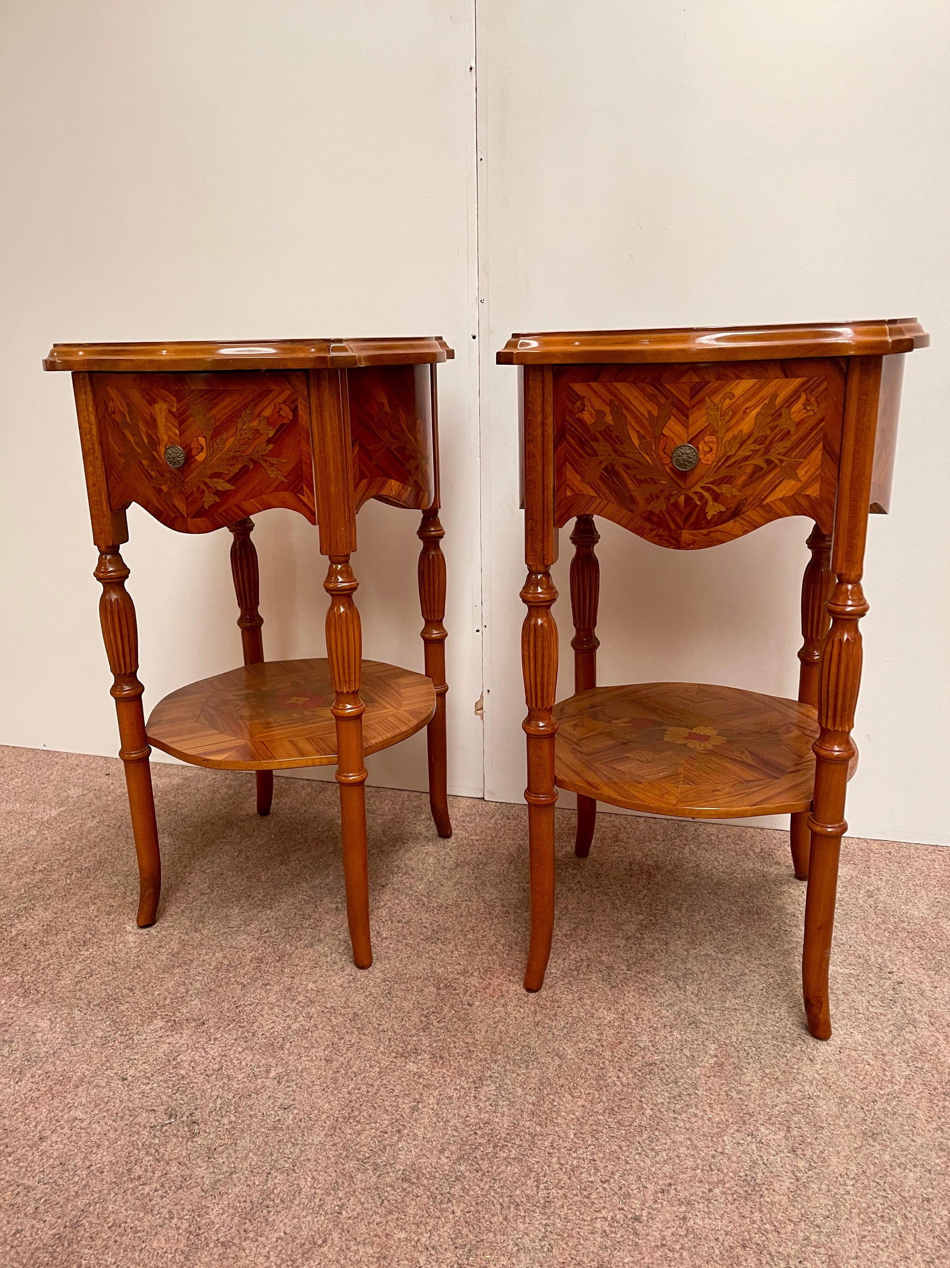 Coppia di comodini italiano in legno intarsiato stile napoleon III anni '70