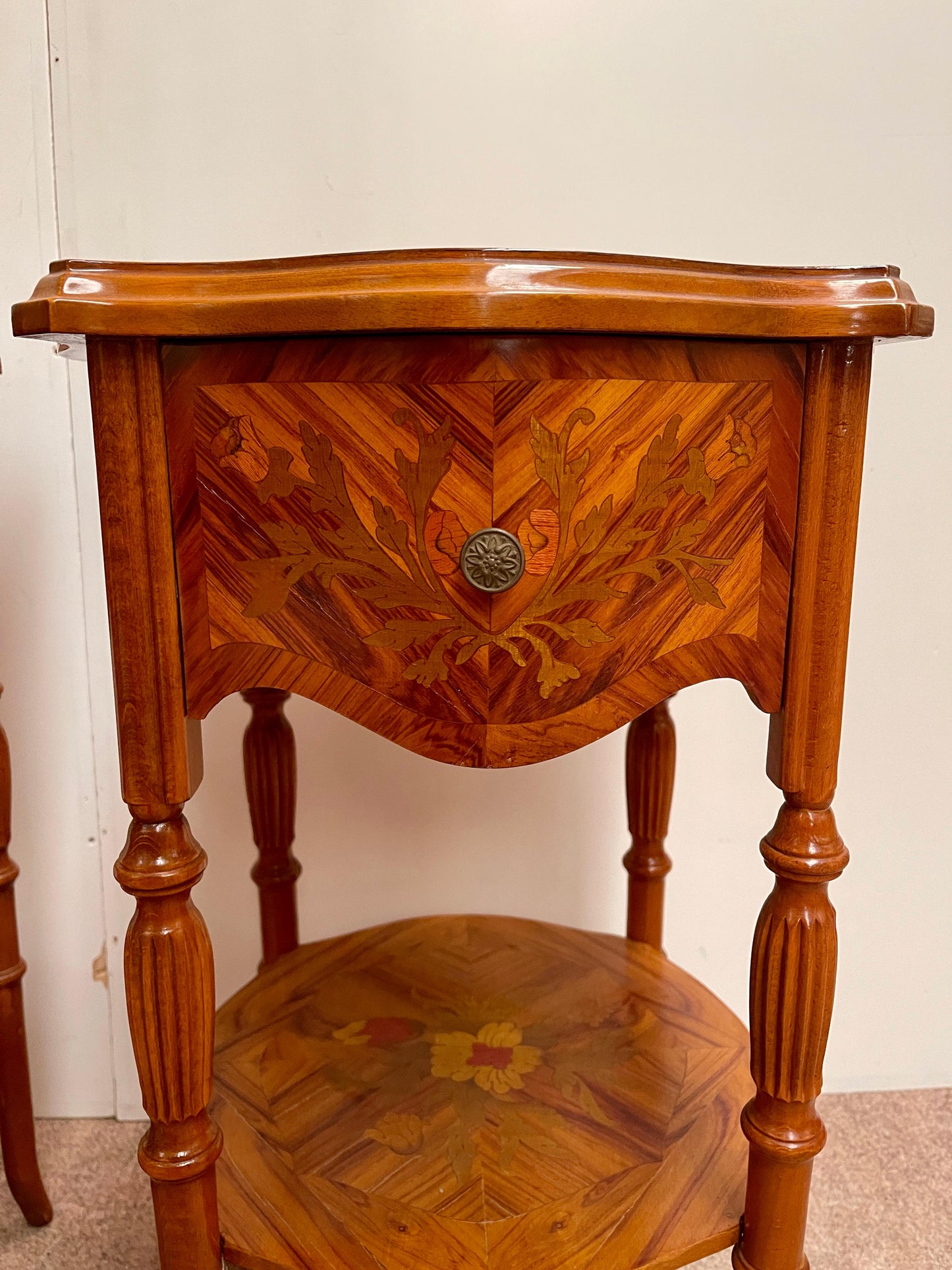 Coppia di comodini italiano in legno intarsiato stile napoleon III anni '70