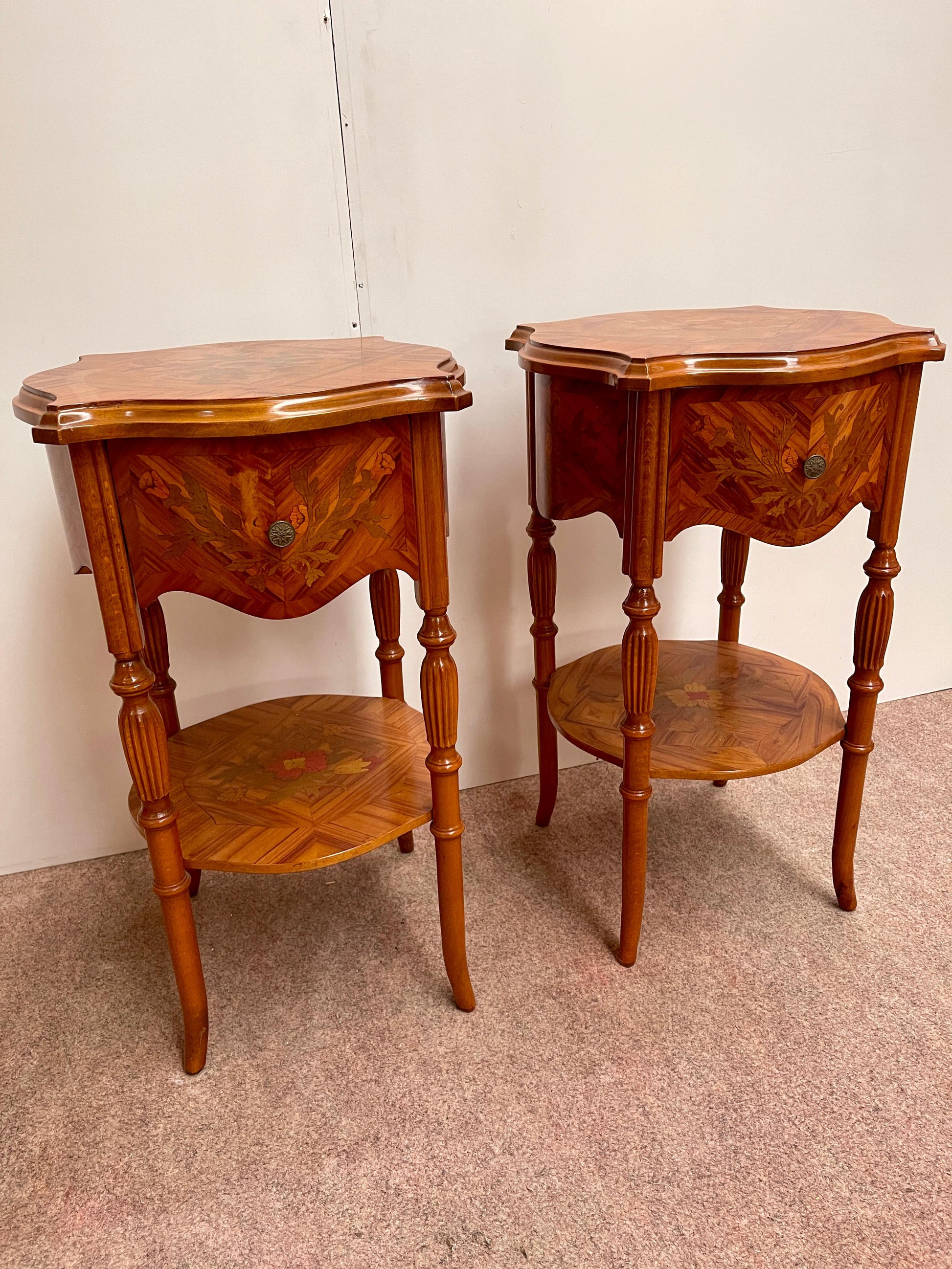 Coppia di comodini italiano in legno intarsiato stile napoleon III anni '70