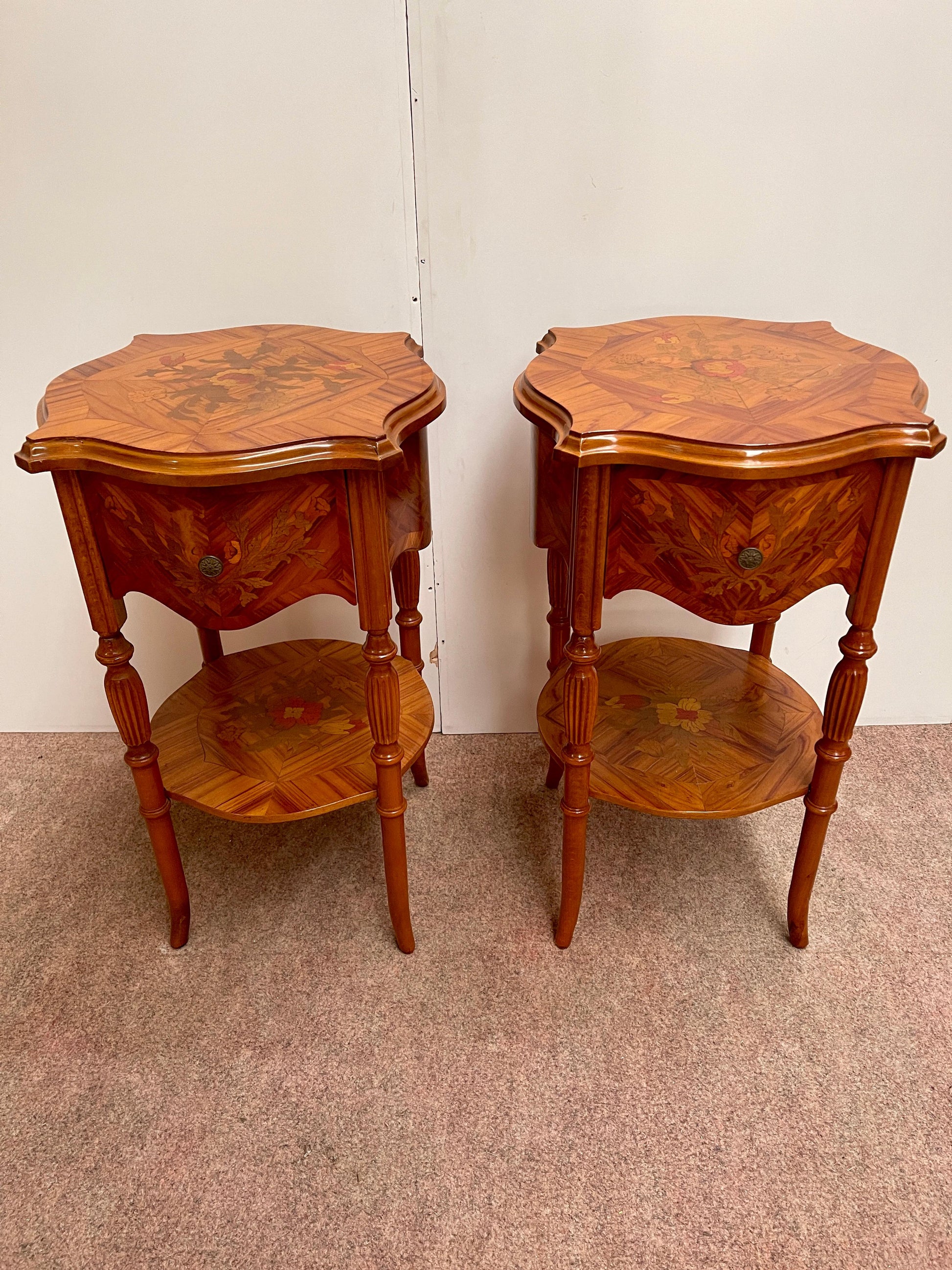 Coppia di comodini italiano in legno intarsiato stile napoleon III anni '70