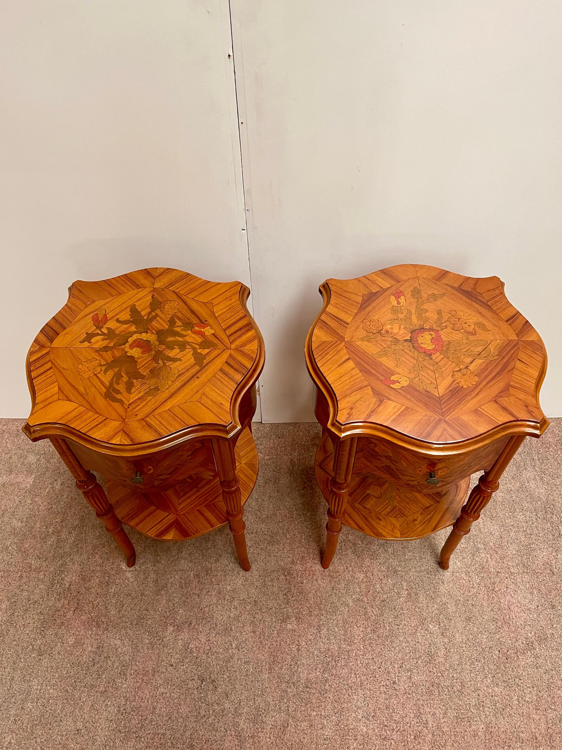 Coppia di comodini italiano in legno intarsiato stile napoleon III anni '70