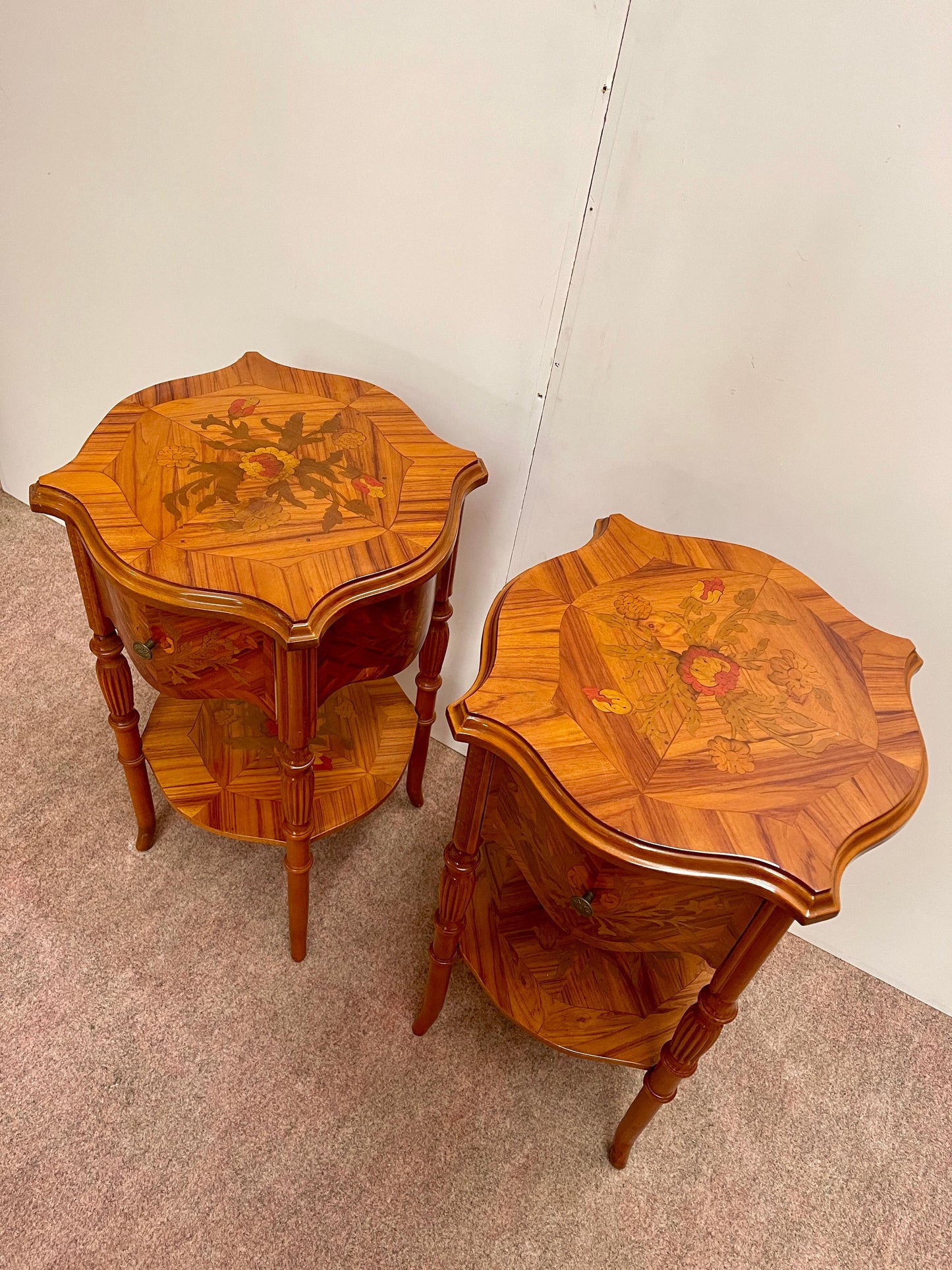 Coppia di comodini italiano in legno intarsiato stile napoleon III anni '70