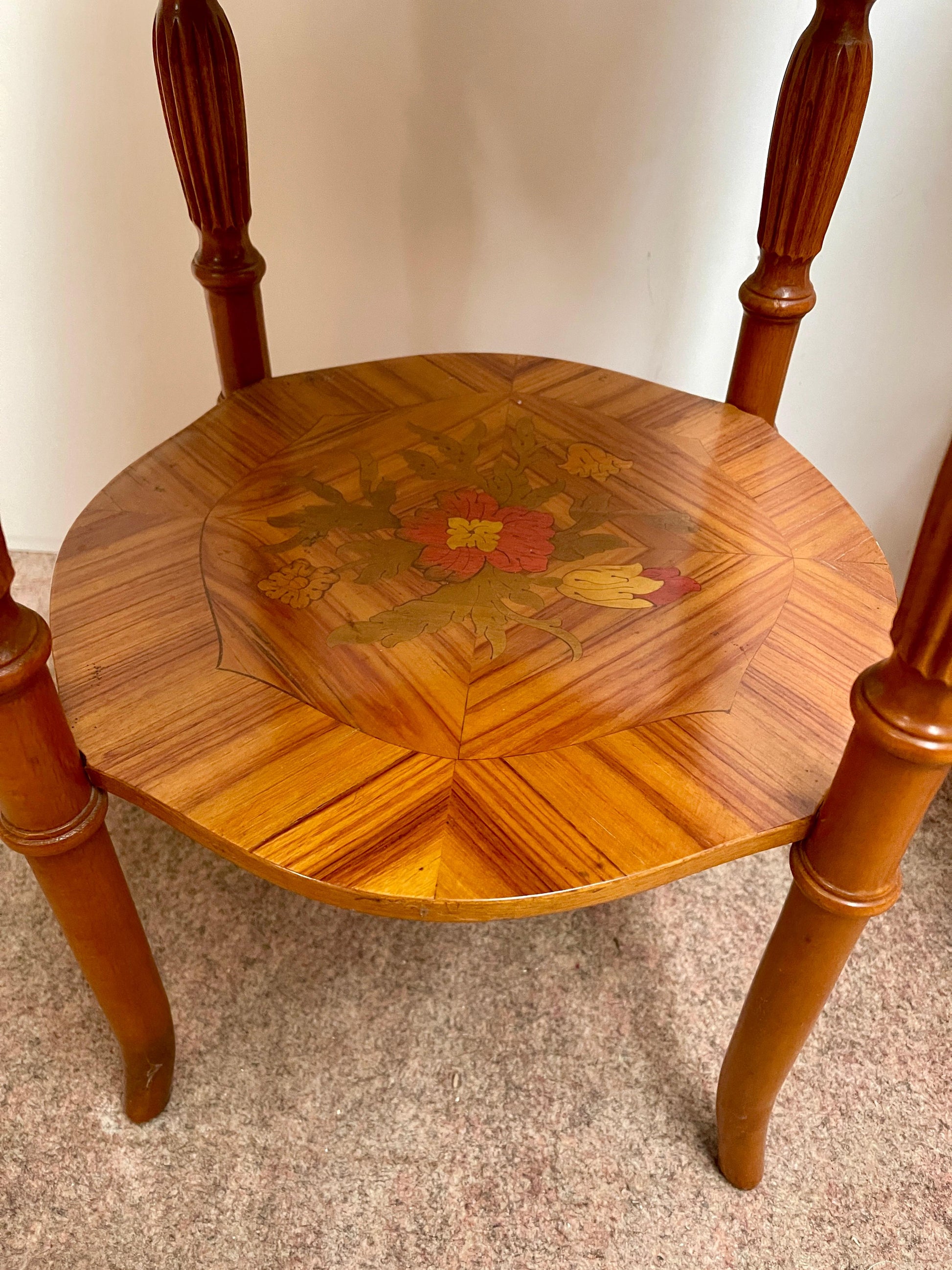 Coppia di comodini italiano in legno intarsiato stile napoleon III anni '70