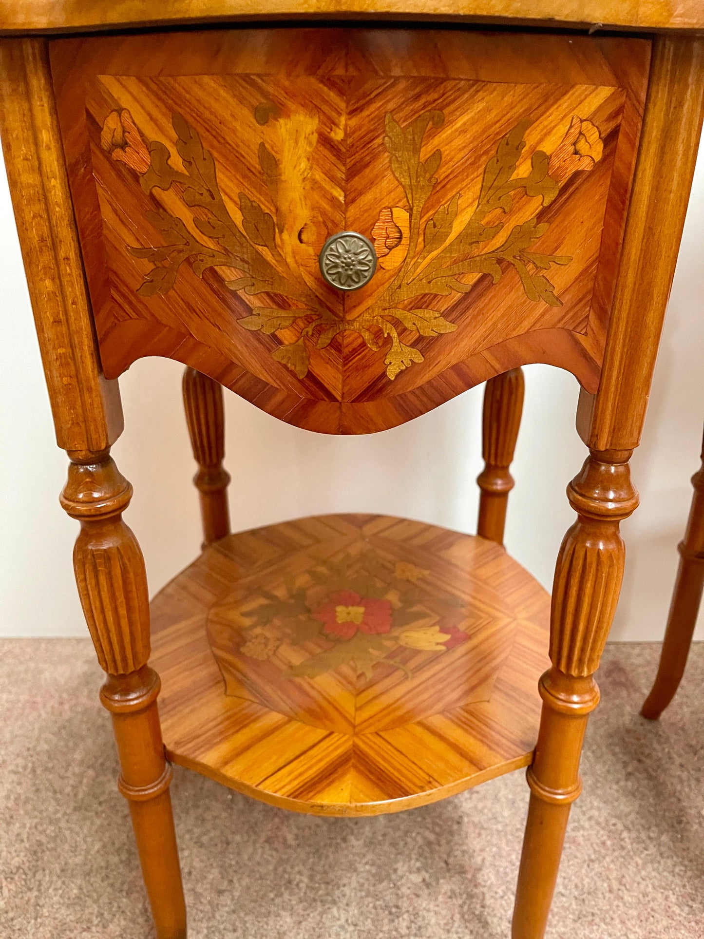 Coppia di comodini italiano in legno intarsiato stile napoleon III anni '70