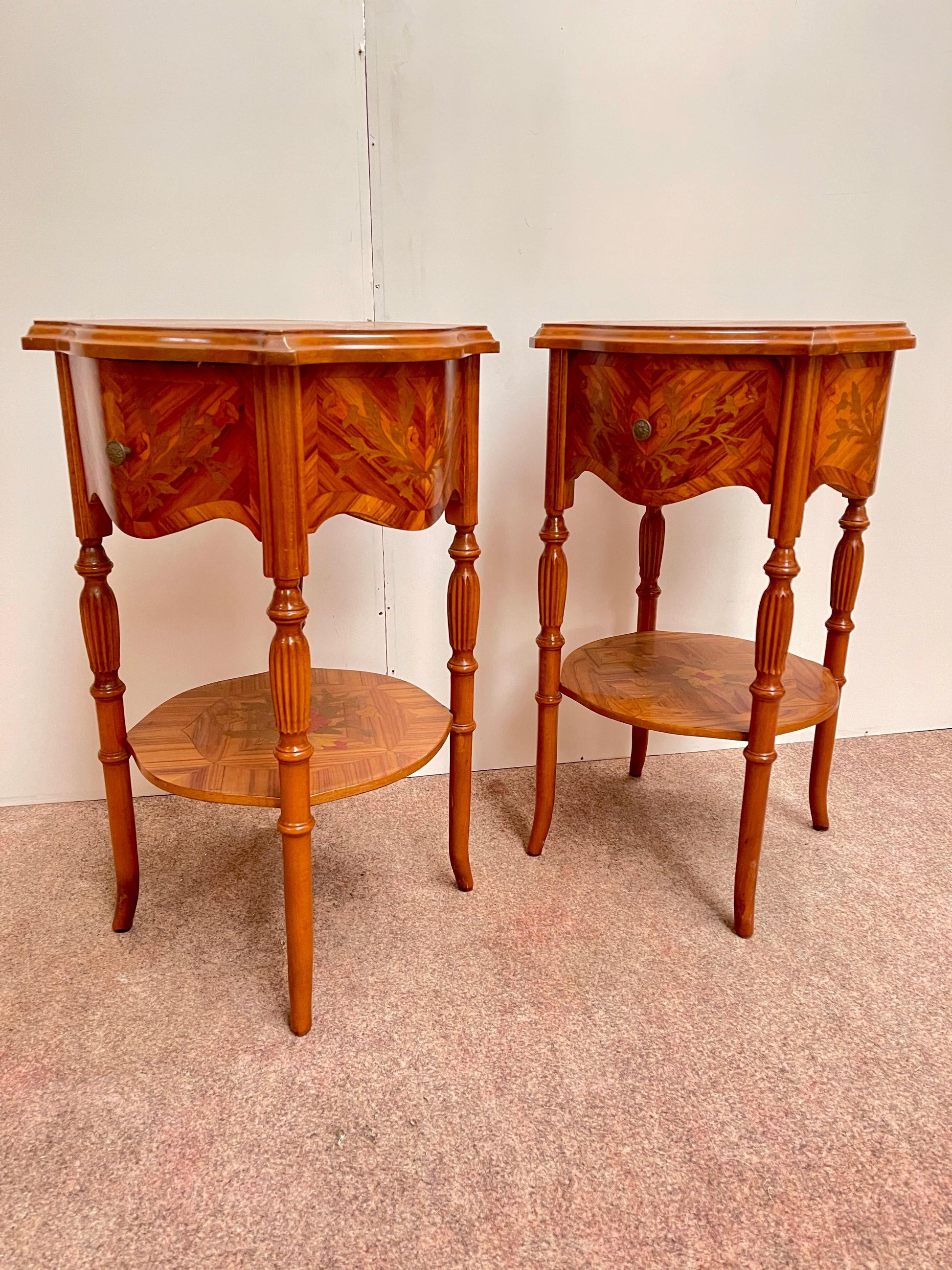 Coppia di comodini italiano in legno intarsiato stile napoleon III anni '70