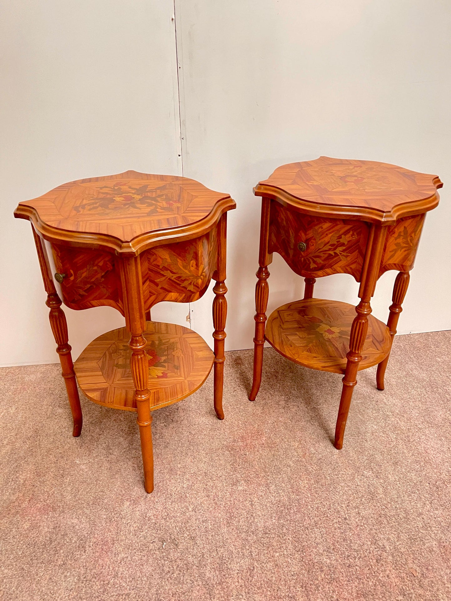 Coppia di comodini italiano in legno intarsiato stile napoleon III anni '70