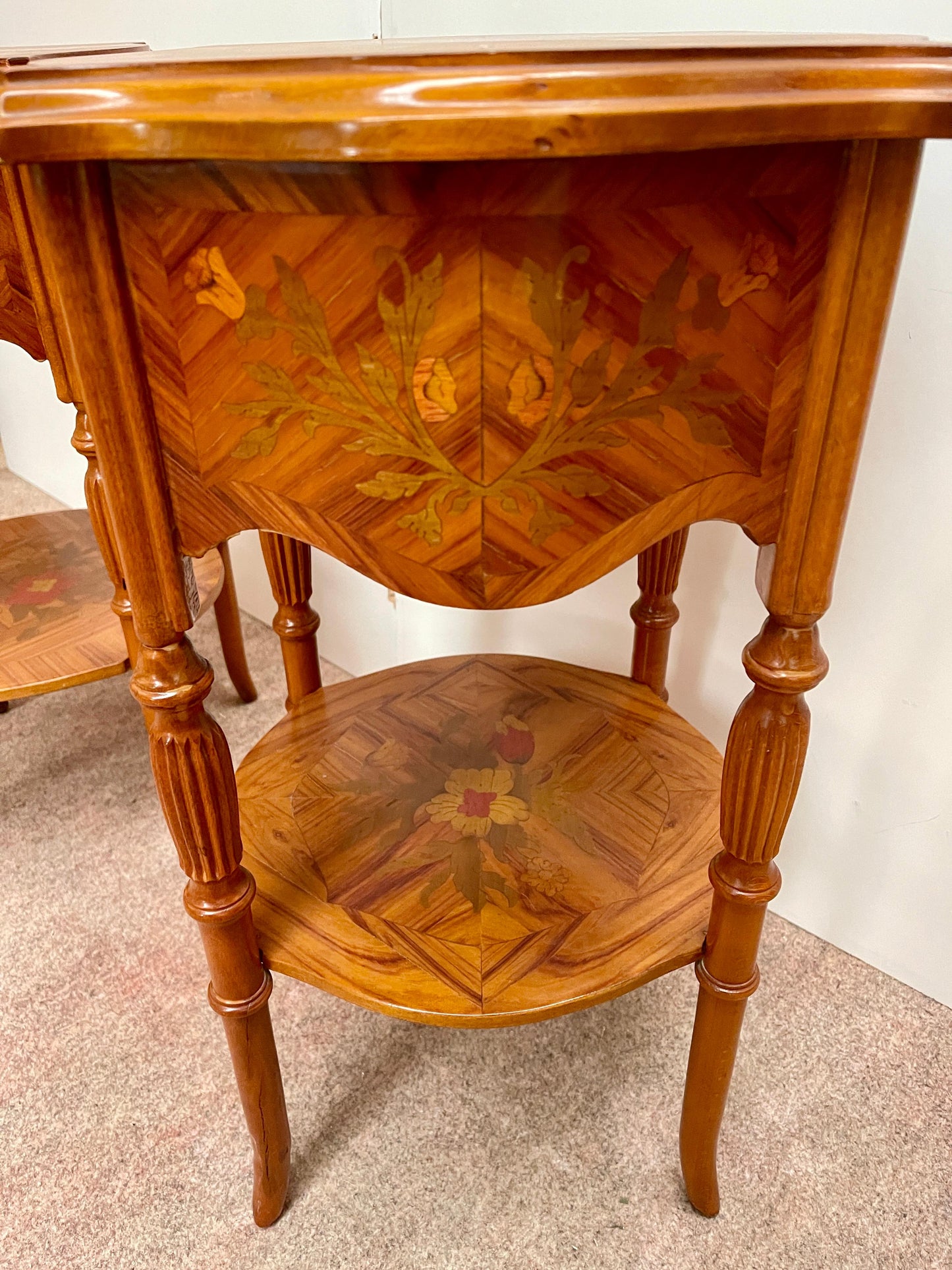 Coppia di comodini italiano in legno intarsiato stile napoleon III anni '70