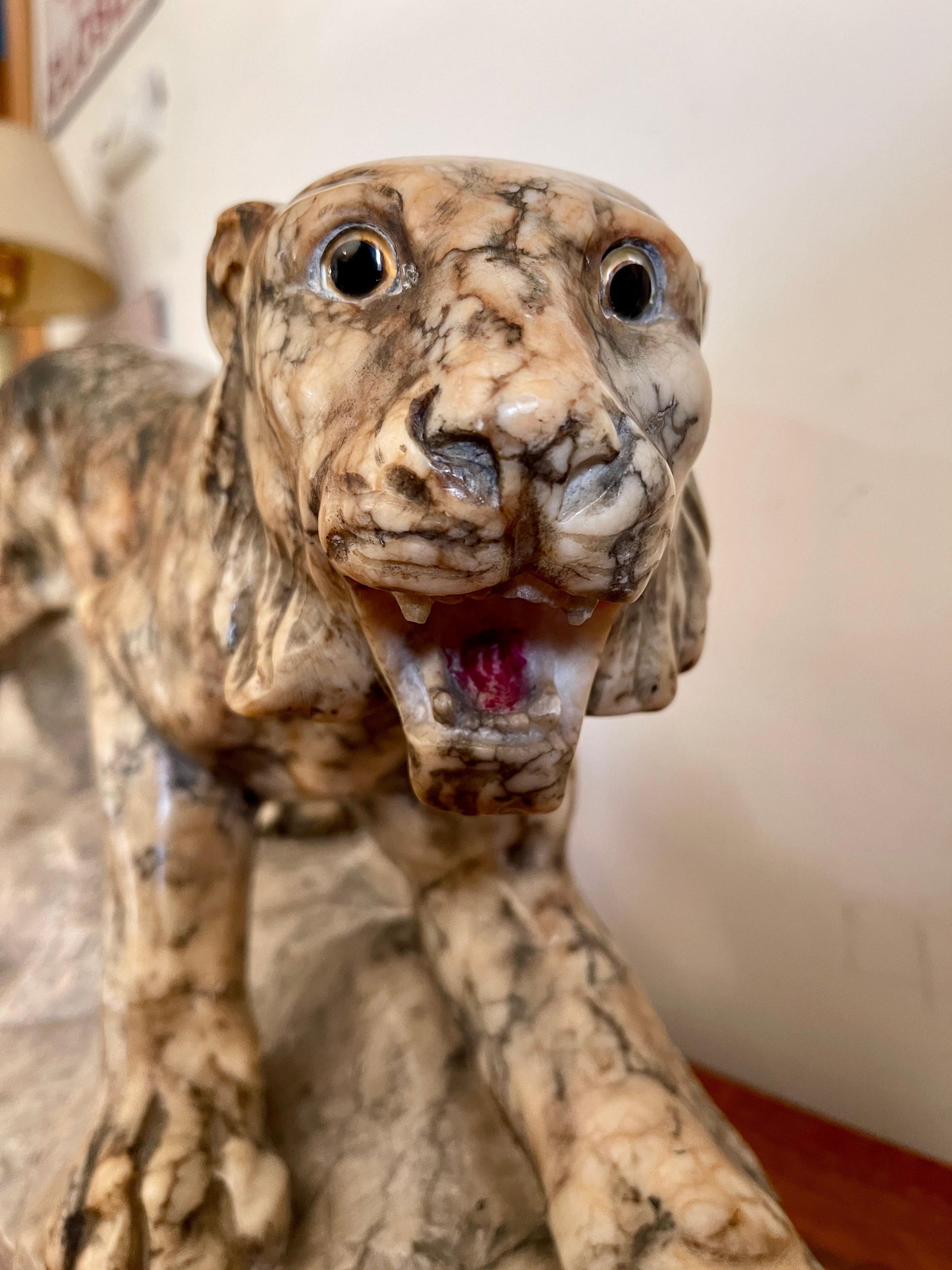 Scultura in marmo di pantera in posizione d'attacco su roccia, XX secolo