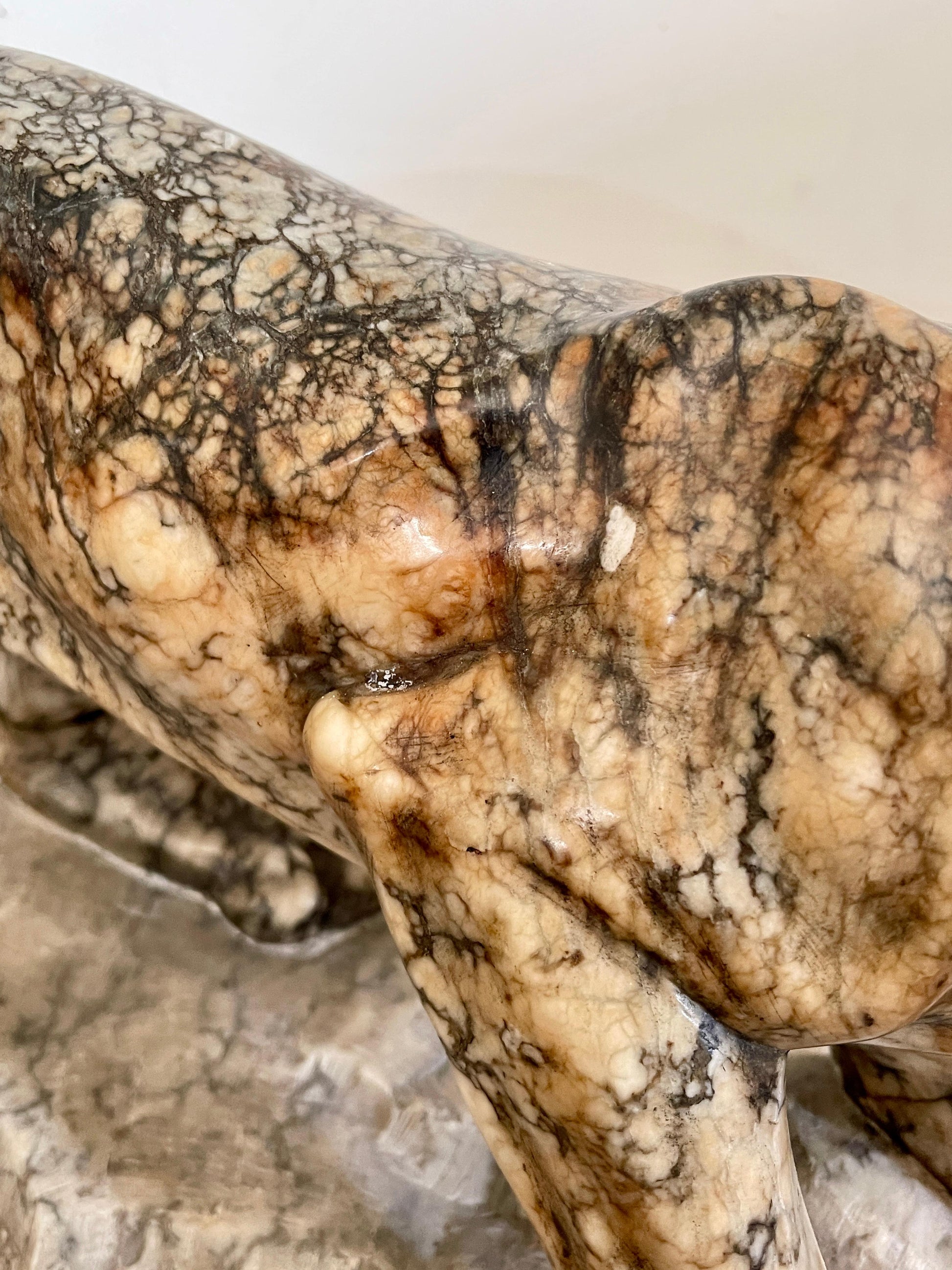 Scultura in marmo di pantera in posizione d'attacco su roccia, XX secolo