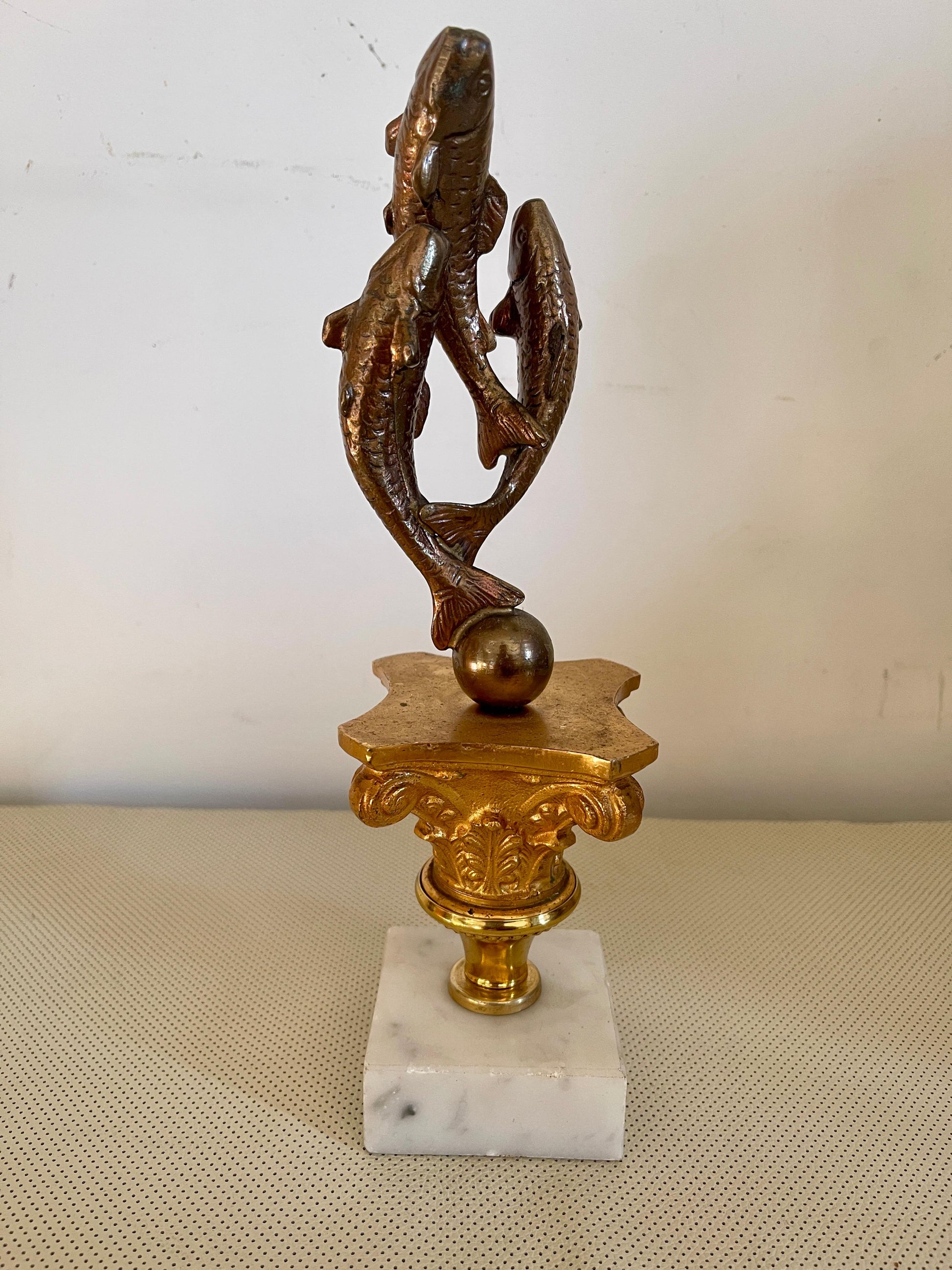 Scultura trofeo di pesca d'epoca in bronzo e marmo XX secolo italiano