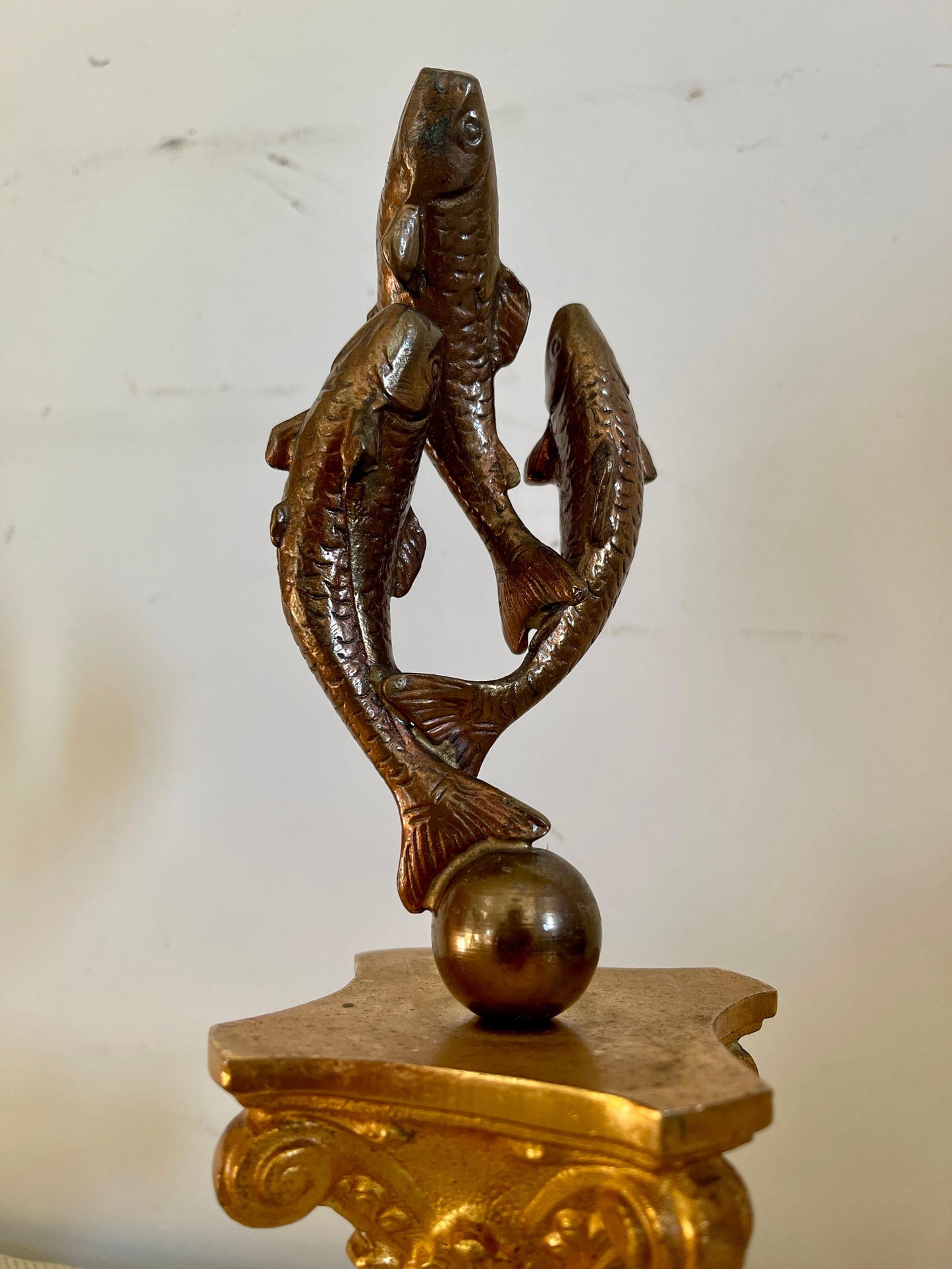 Scultura trofeo di pesca d'epoca in bronzo e marmo XX secolo italiano