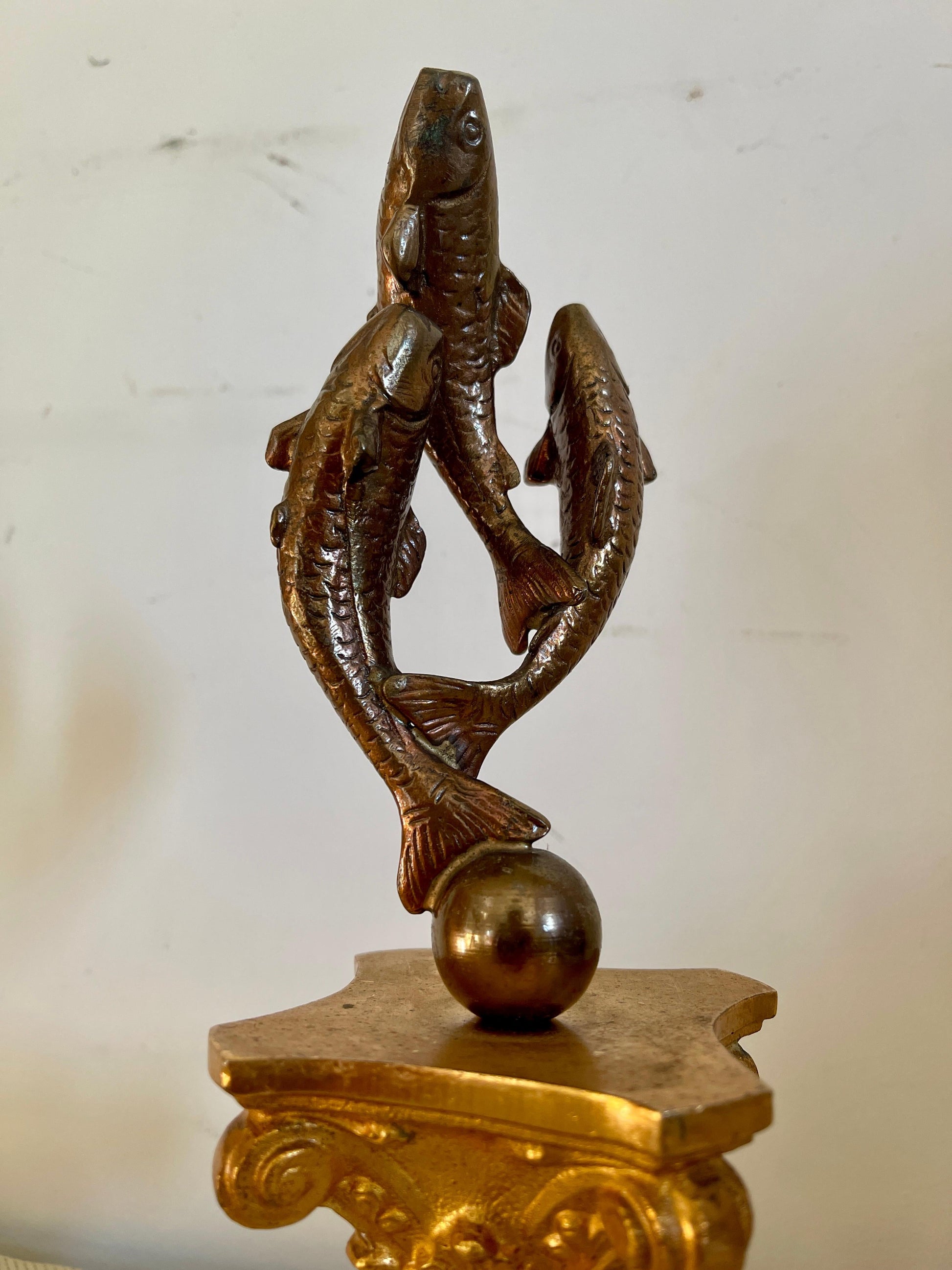 Scultura trofeo di pesca d'epoca in bronzo e marmo XX secolo italiano