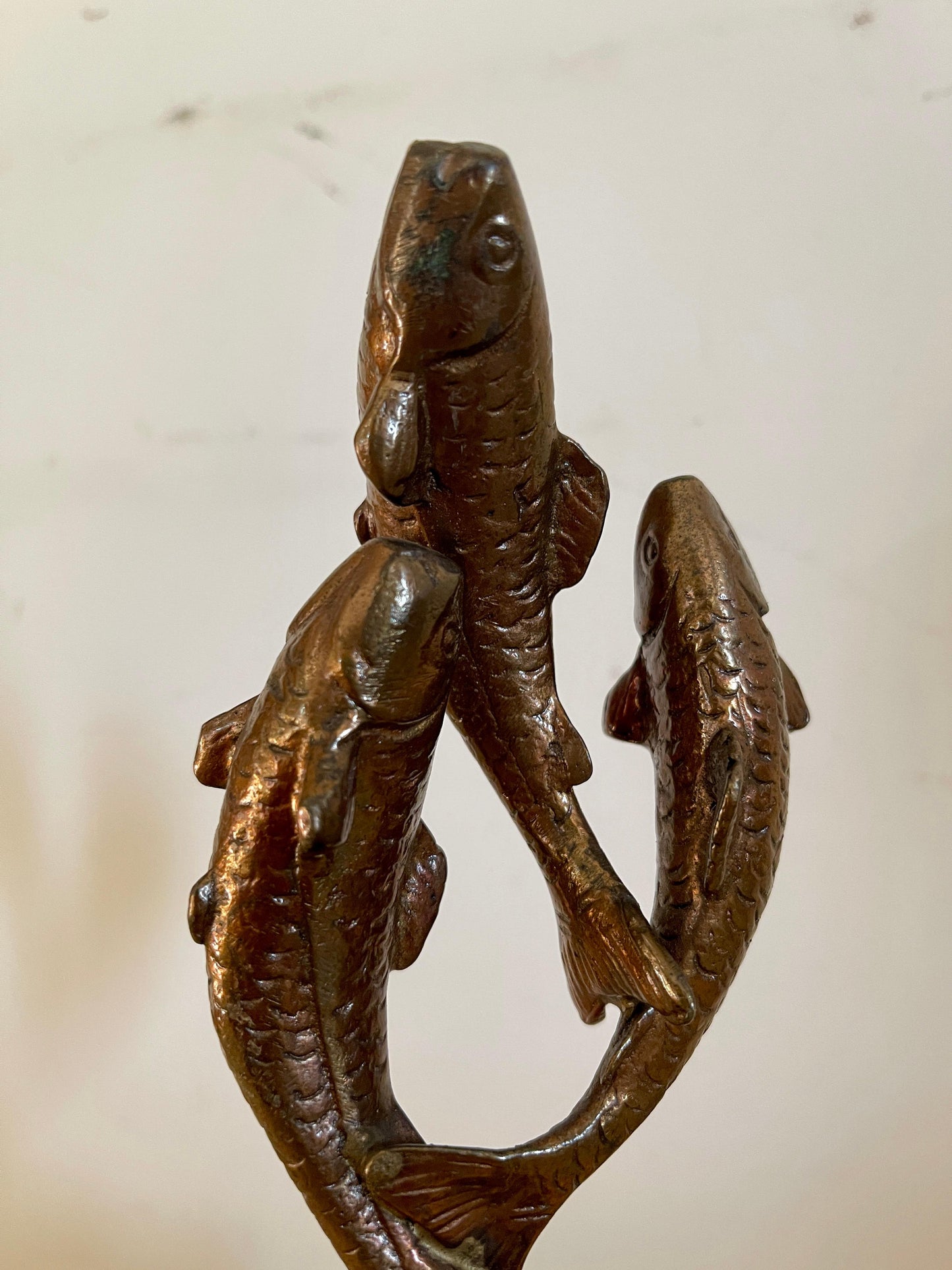 Scultura trofeo di pesca d'epoca in bronzo e marmo XX secolo italiano