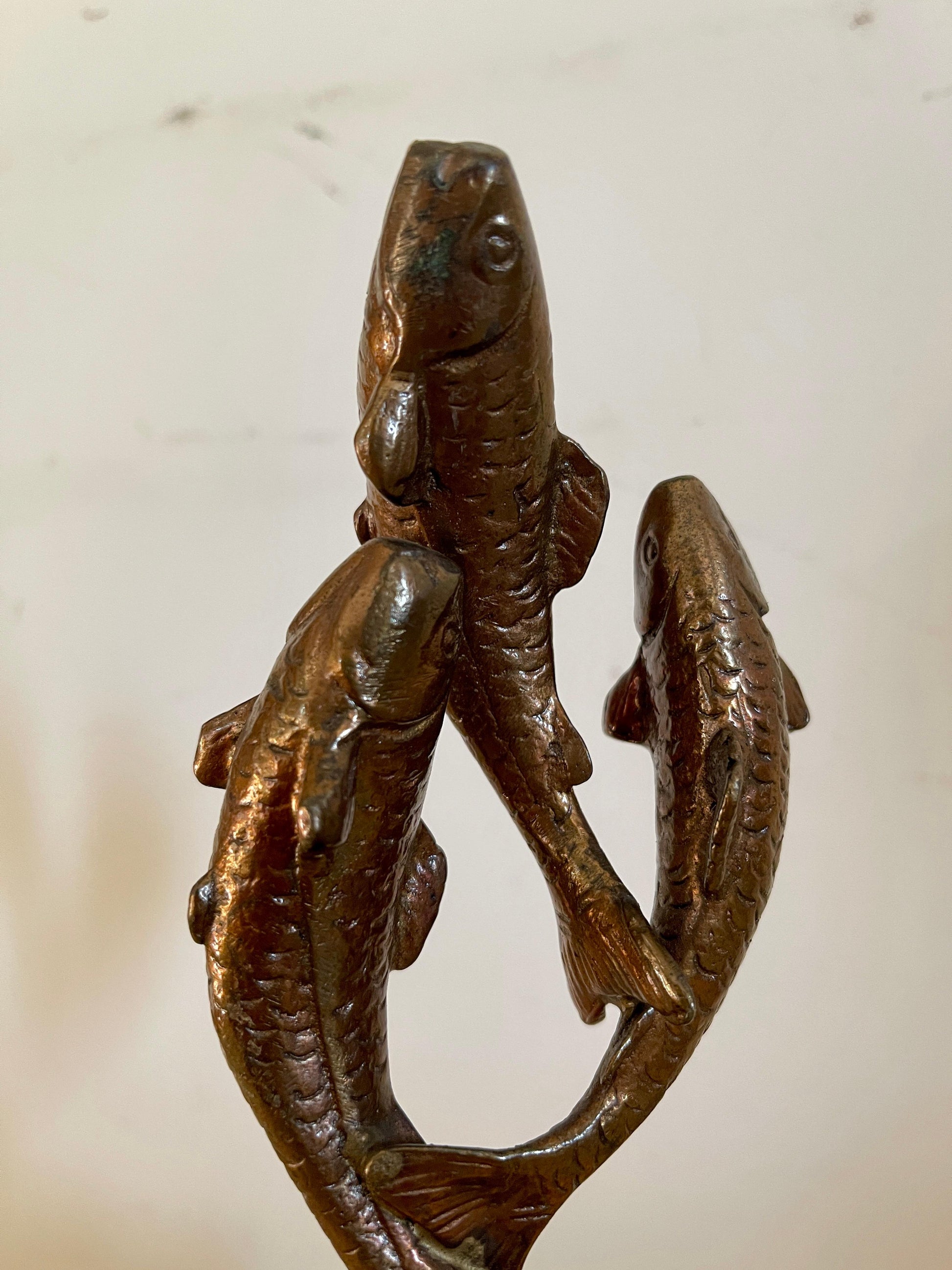 Scultura trofeo di pesca d'epoca in bronzo e marmo XX secolo italiano