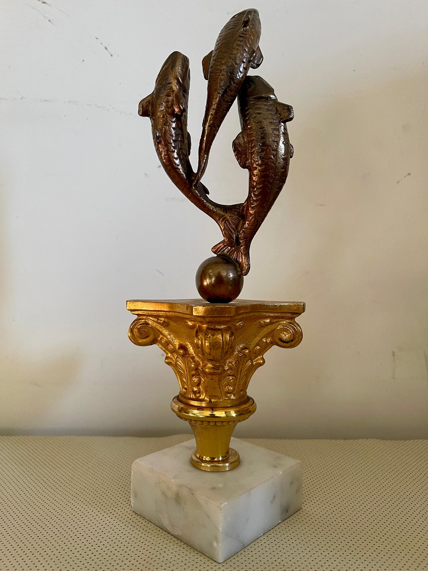 Scultura trofeo di pesca d'epoca in bronzo e marmo XX secolo italiano
