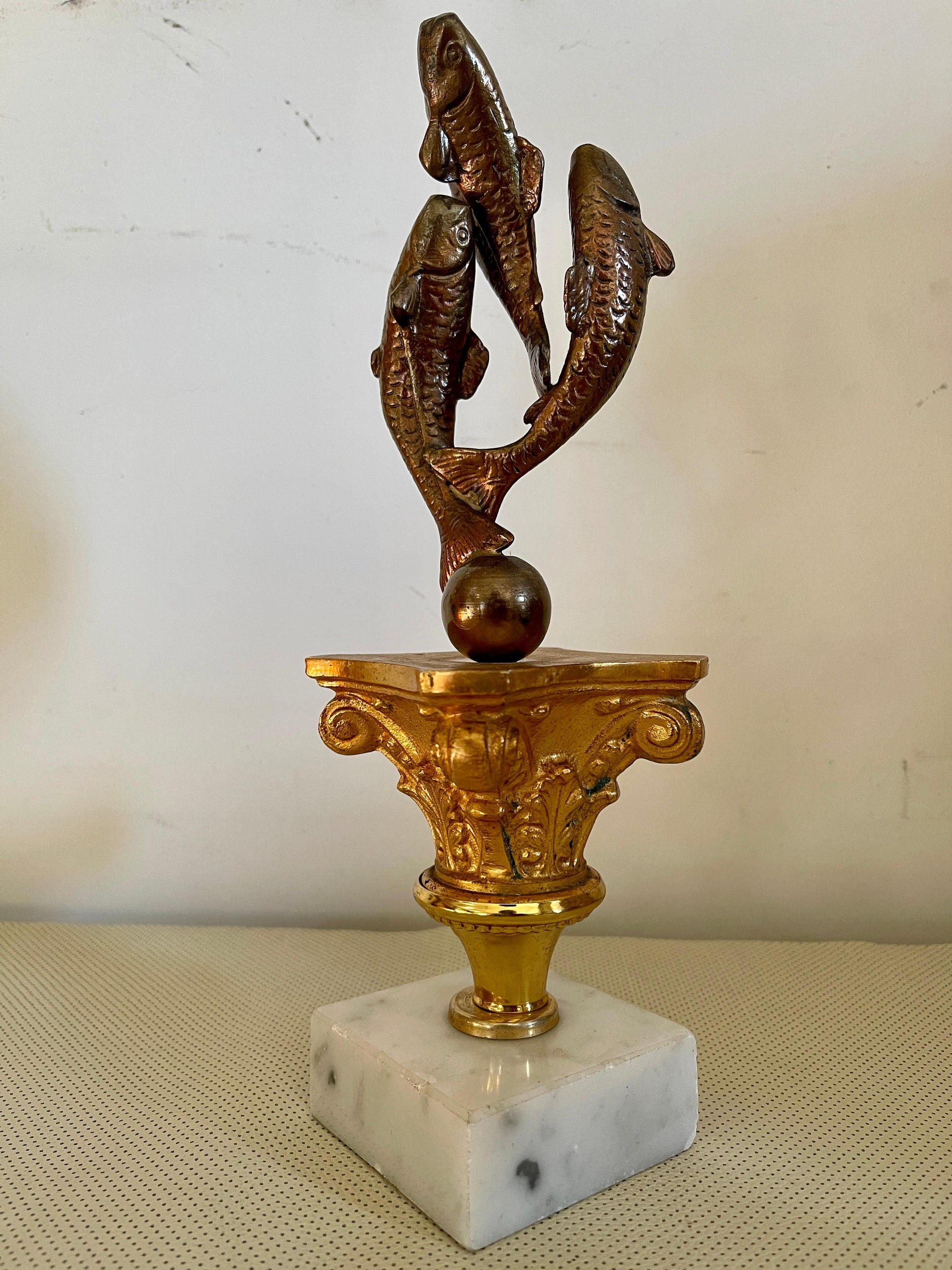 Scultura trofeo di pesca d'epoca in bronzo e marmo XX secolo italiano