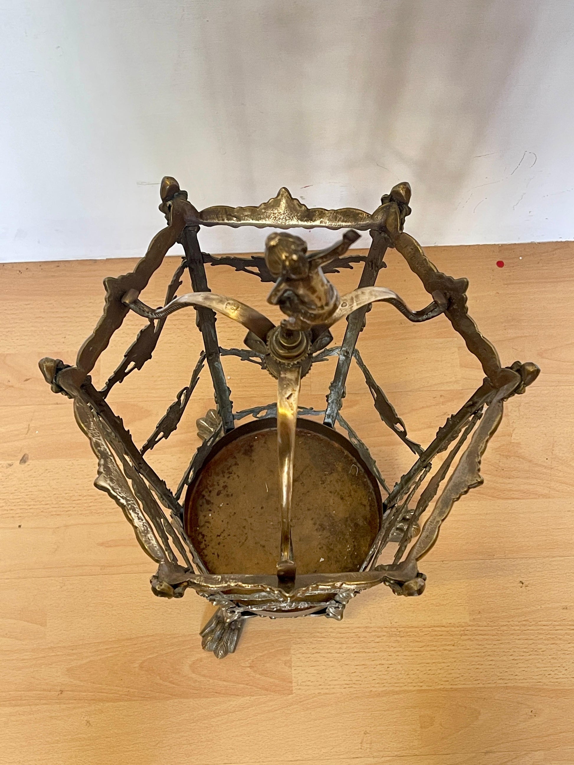 Portaombrelli Antico in Ottone con Figura Decorativa – Stile Liberty