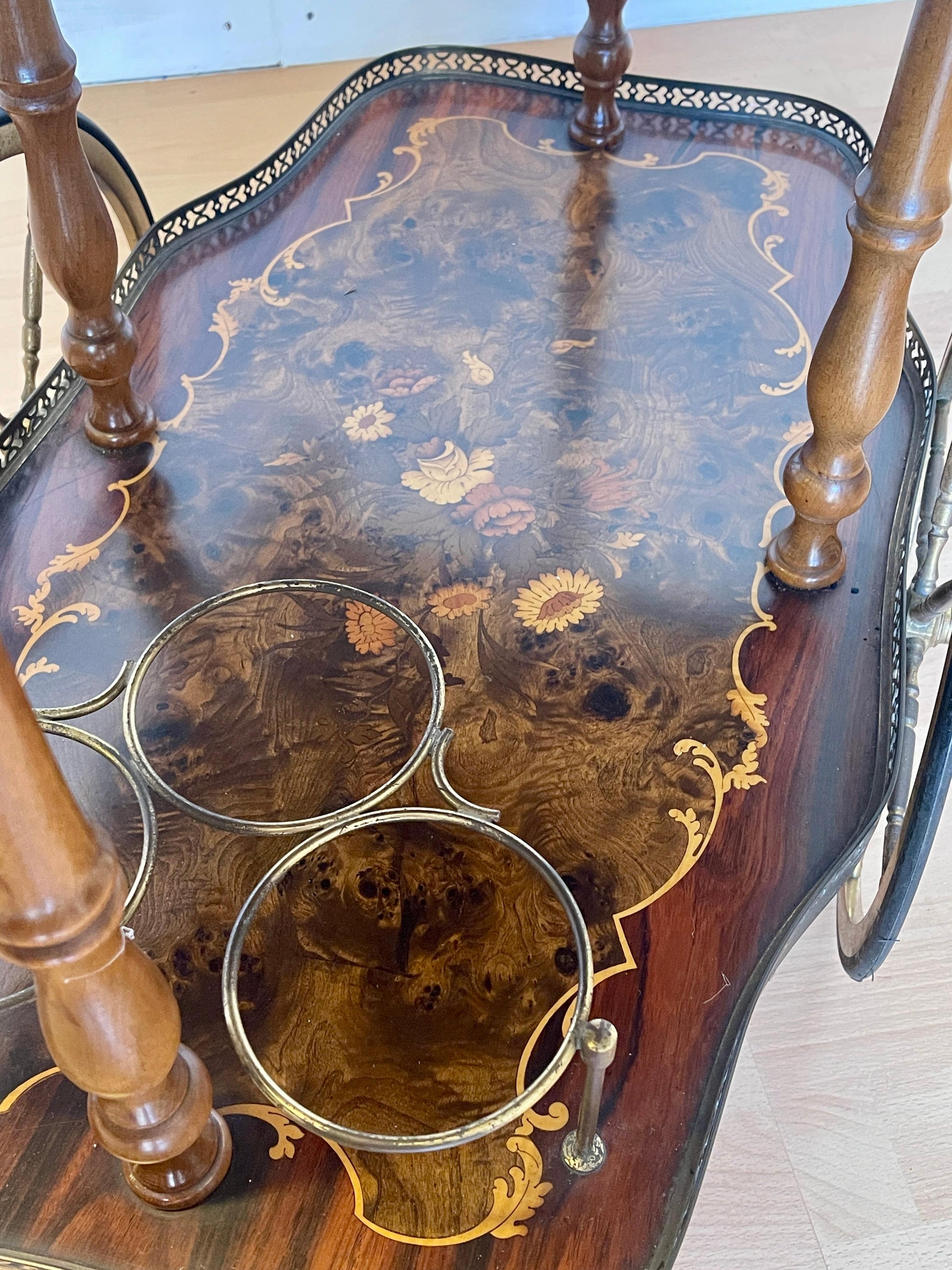Carrello da tè “Fior di Noce” – Intarsiato a mano in stile vintage