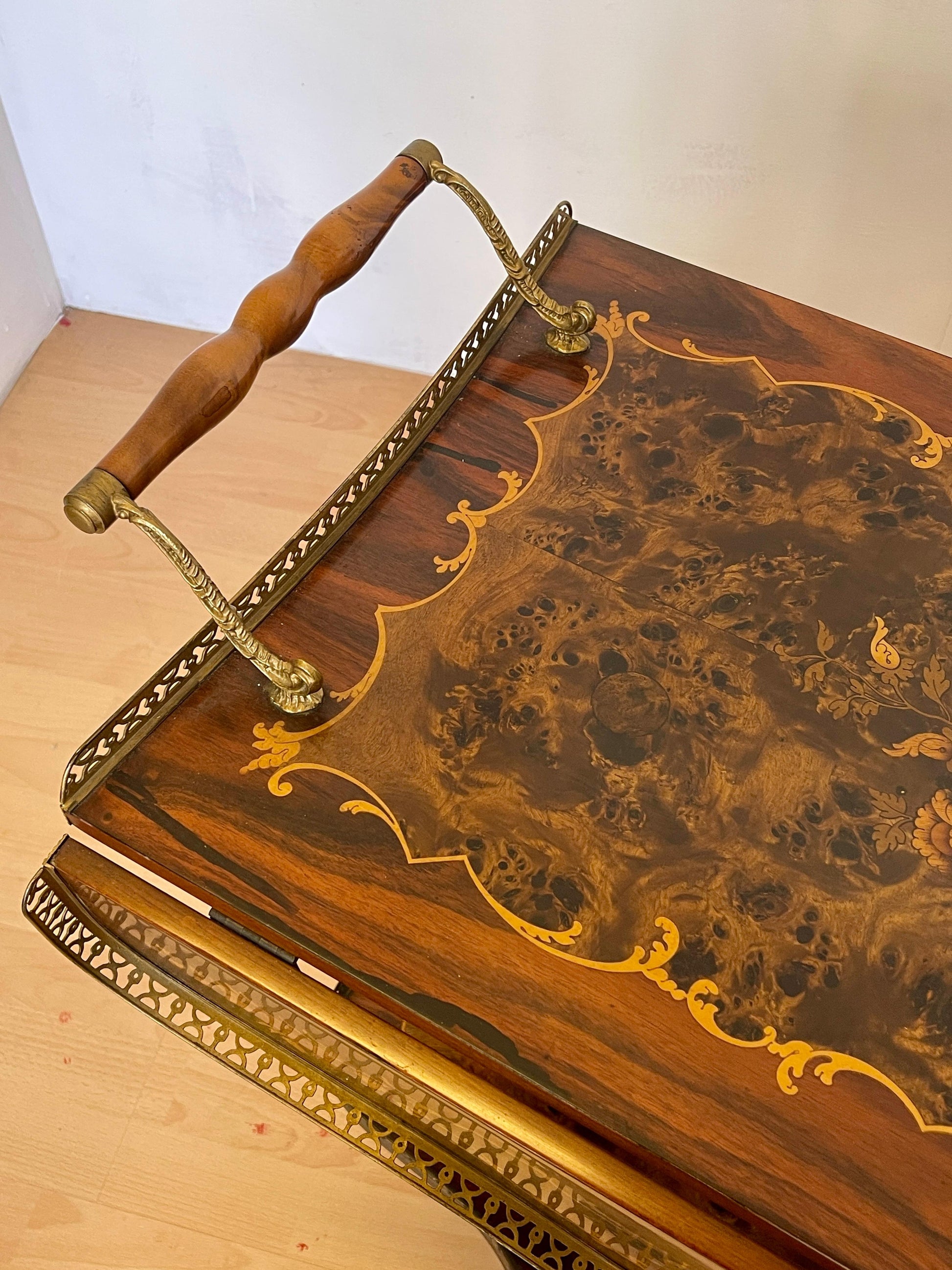 Carrello da tè “Fior di Noce” – Intarsiato a mano in stile vintage
