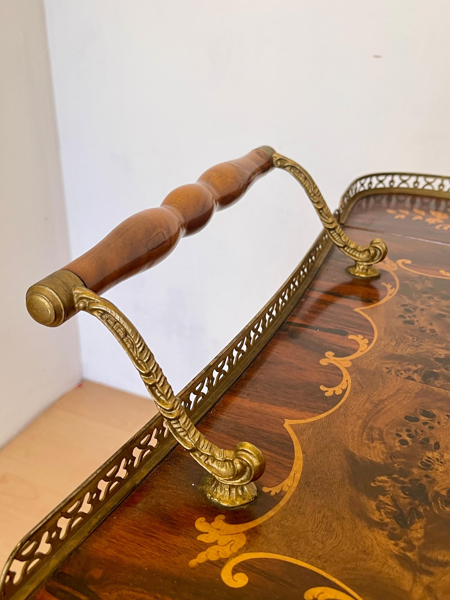 Carrello da tè “Fior di Noce” – Intarsiato a mano in stile vintage