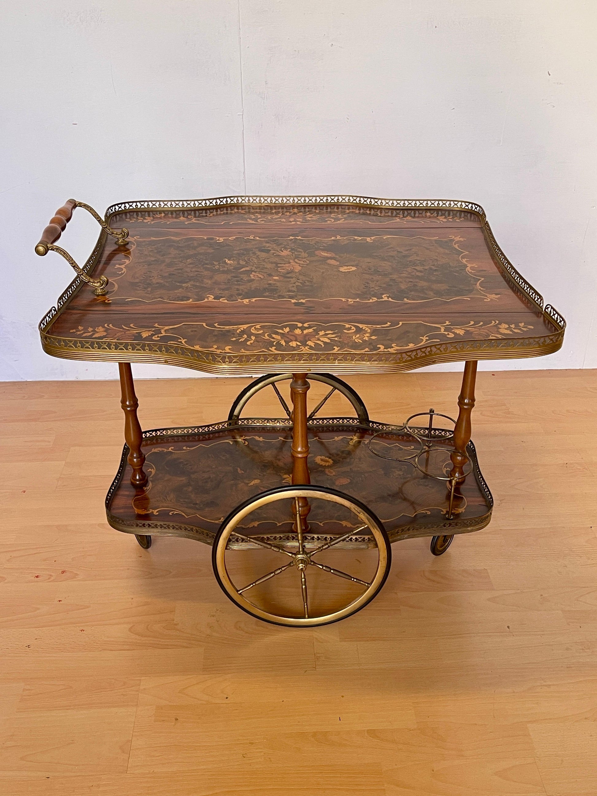 Carrello da tè “Fior di Noce” – Intarsiato a mano in stile vintage