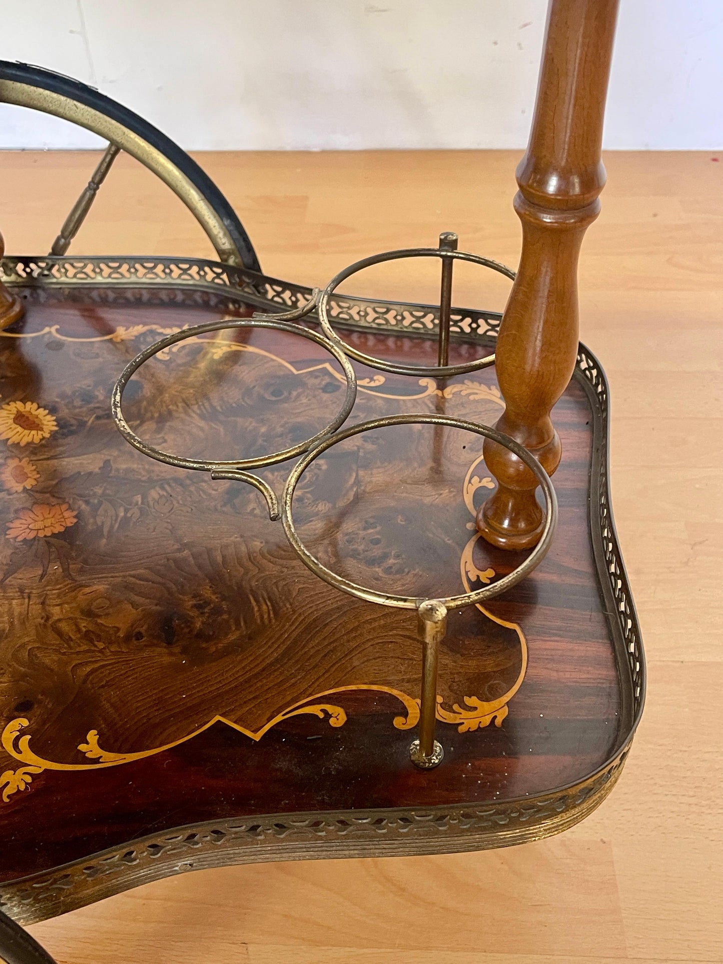 Carrello da tè “Fior di Noce” – Intarsiato a mano in stile vintage