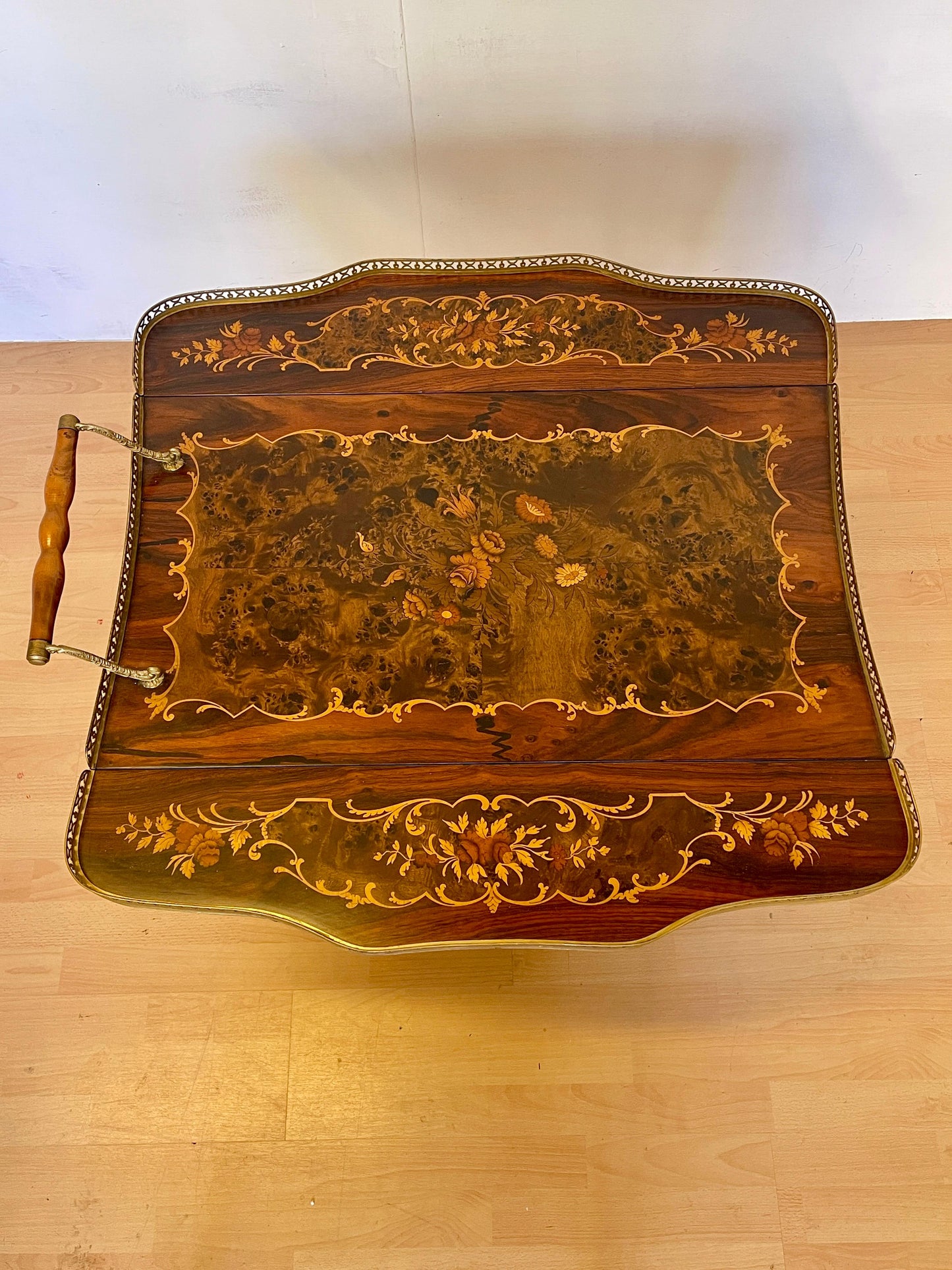 Carrello da tè “Fior di Noce” – Intarsiato a mano in stile vintage