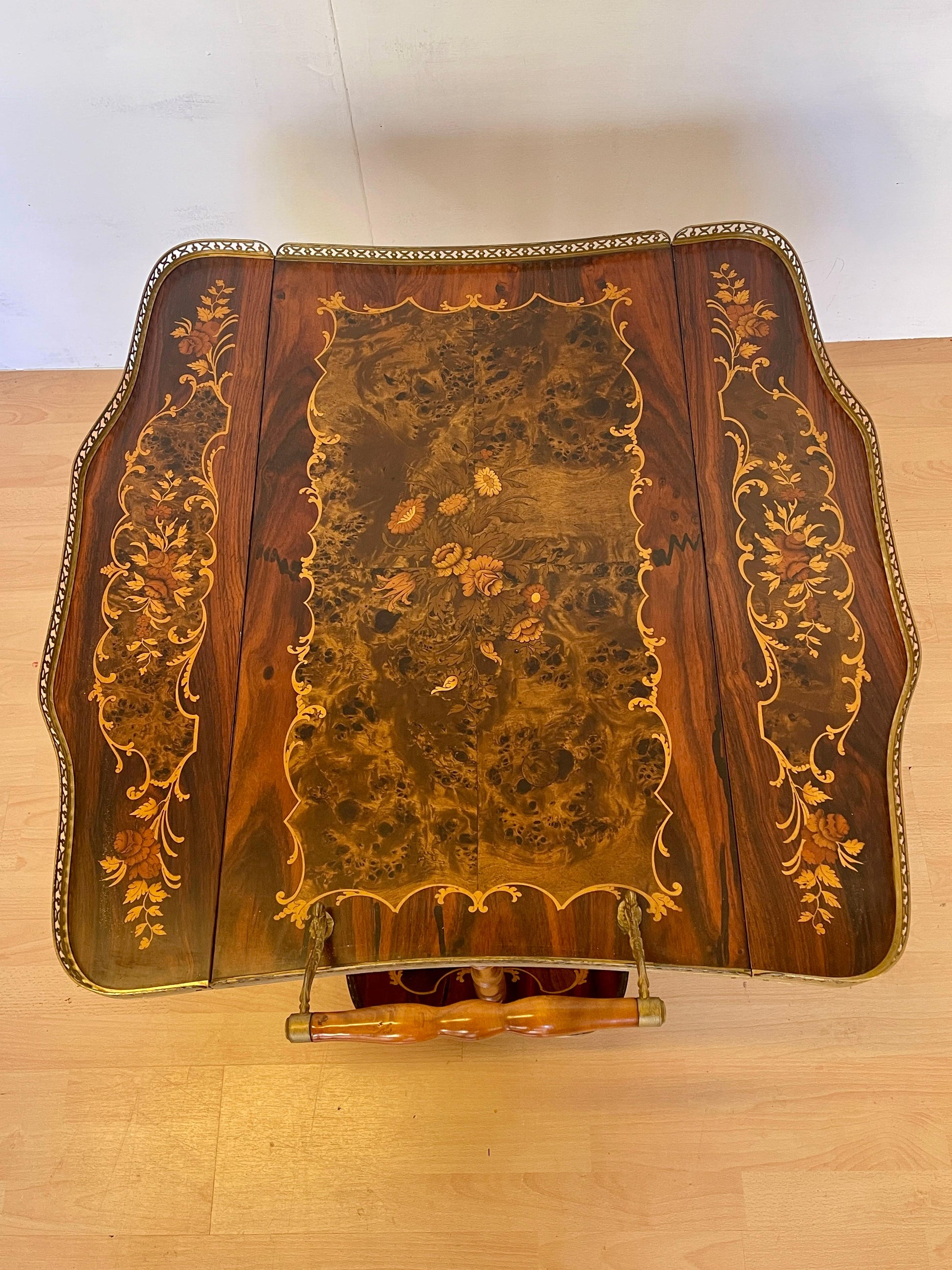 Carrello da tè “Fior di Noce” – Intarsiato a mano in stile vintage