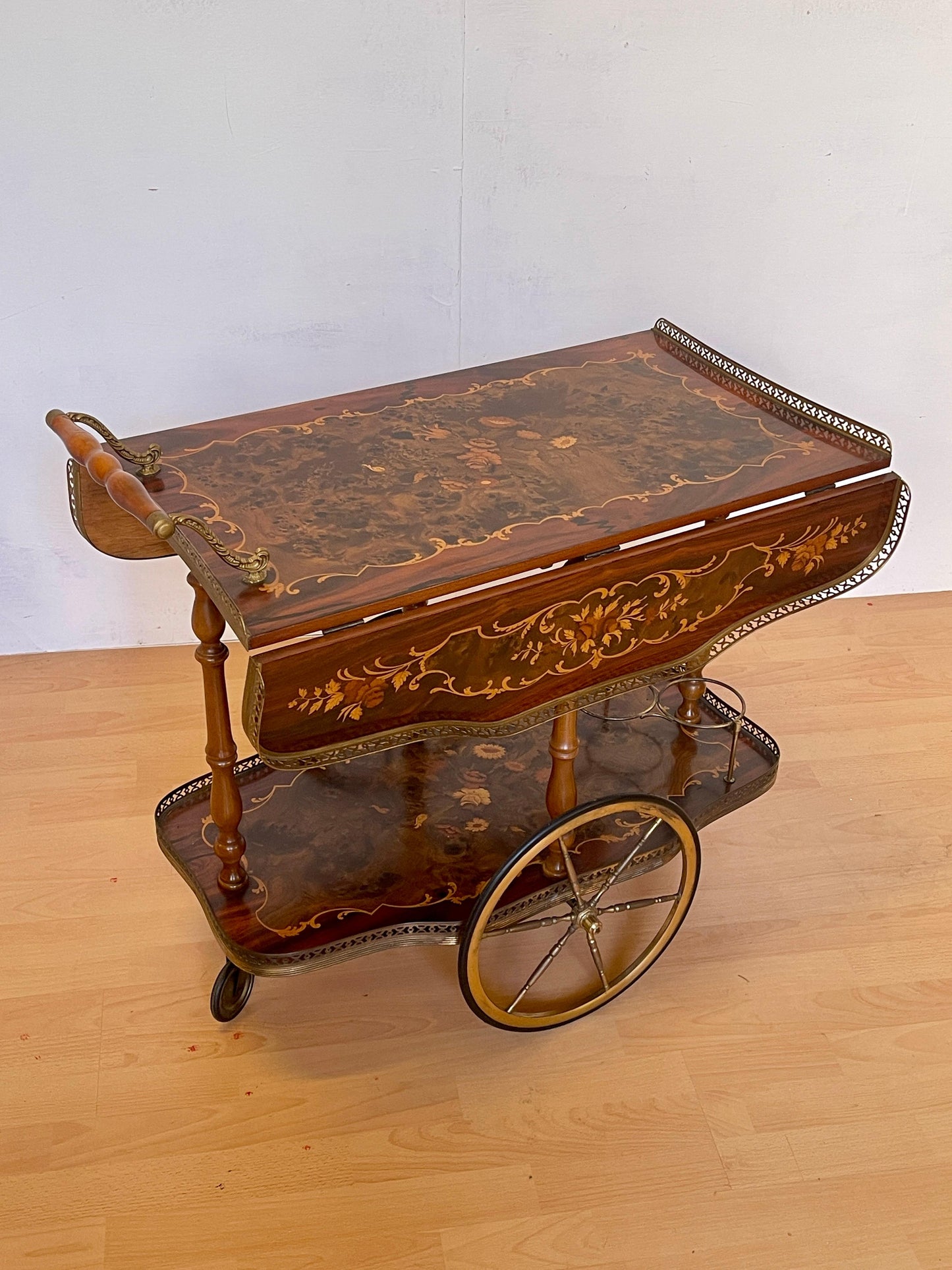 Carrello da tè “Fior di Noce” – Intarsiato a mano in stile vintage