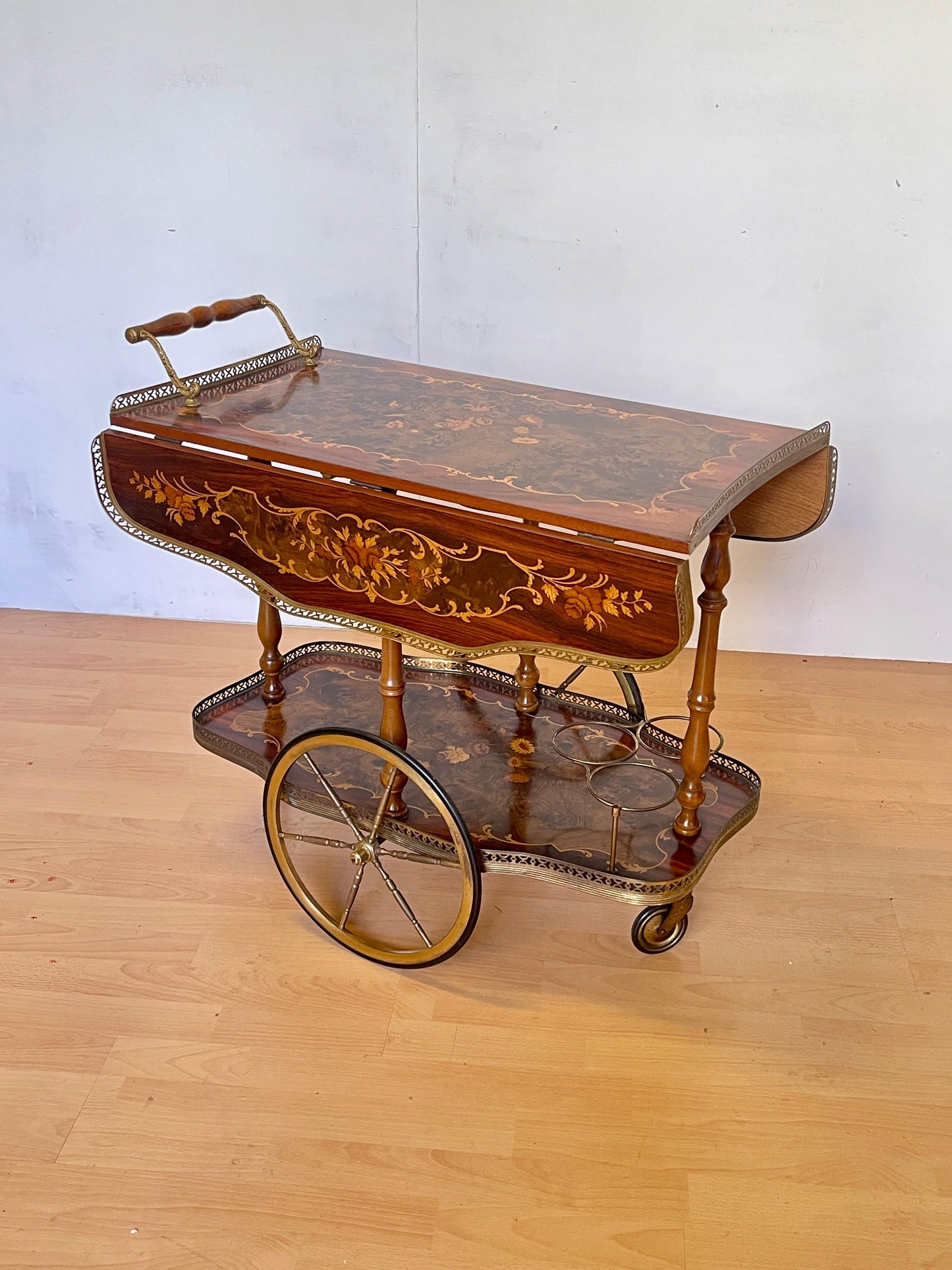 Carrello da tè “Fior di Noce” – Intarsiato a mano in stile vintage